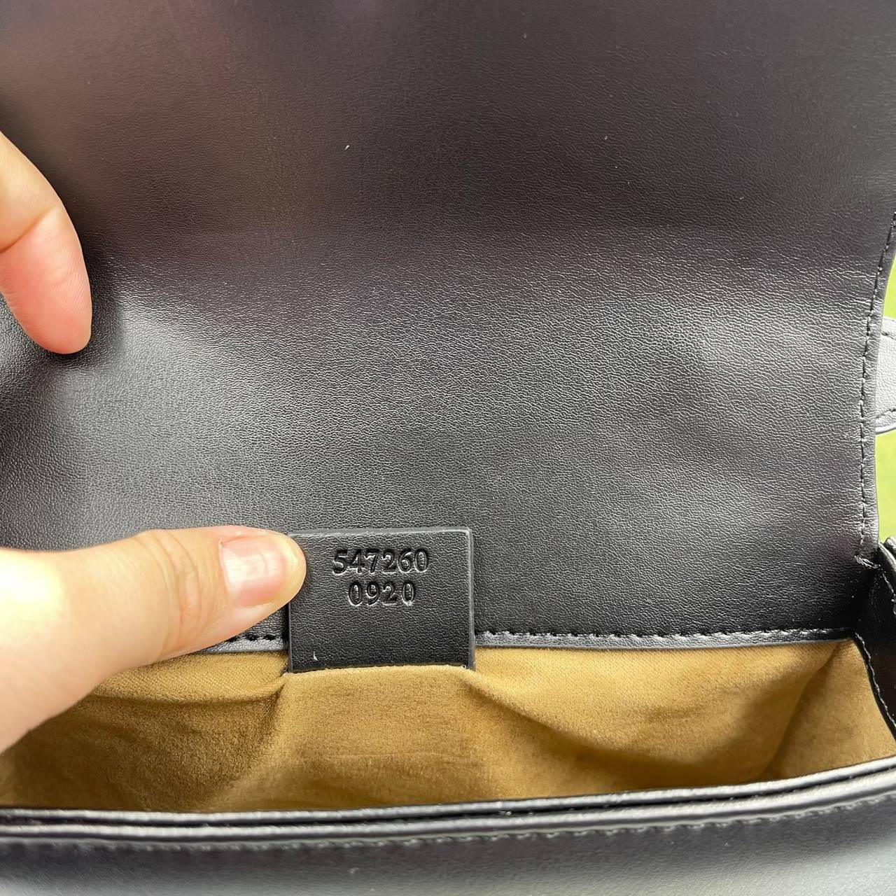 หนังแท้ GUCCI GG Marmont Mini Shoulder Bag / GG MARMONT MINI LEATHER พร้อมส่งที่ไทย งานหนังแท้ทั้งใบ สีดำคลาสสิก ใช้ได้ทุกโอกาส เป็นสีที่เข้าได้รับทุกชุด ทุกไลฟสไตส์ ภาพสินค้าถ่ายจากงานขายจริง ใช้งานต่างประเทศได้