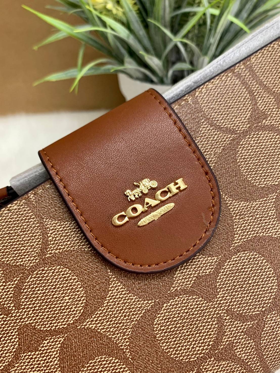 พร้อมส่งครบ 5 สี กระเป๋าสตางค์ที่สาวๆต้องมีติดตัวค่าา😘 COACH TECH WALLET IN COLORBLOCK SIGNATURE ((C2874)) ✔️กระเป๋าเงินใบยาว หนังแท้ พร้อมสายคล้องมือในตัวค่ะ ✔️เปิดปิดด้านหน้าแบบฝากระดุม ภายในมีช่องใส่ธนบัตร2ช่อง ;สามารถใส่มือถือ ip