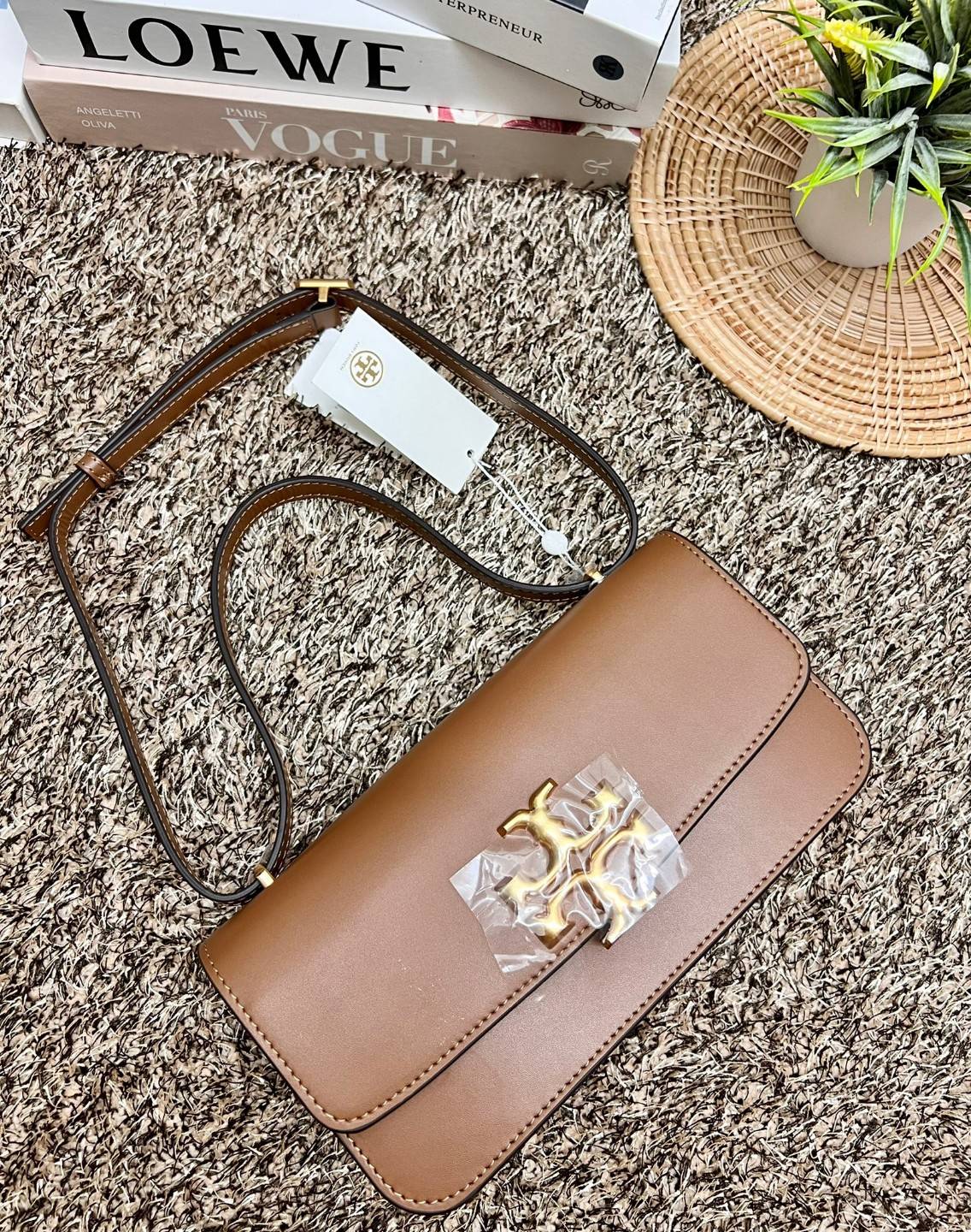 TORY BURCH ELEANOR CONVERTIBLE SHOULDER BAG ((89644)) รุ่นใหม่ สวยตามคนดังเซเลบกันเลยค่า! พร้อมส่ง ห้ามพลาดก่อนหมด ต้องมีติดตัวสักใบค่า กระเป๋าหิ้ว//คล้องไหล่ หรือสะพายข้างได้ หนังแท้เรียบ ผิวลื่น หรูมากๆสำหรับรุ่นนี้ เปิด-ปิดกระเป๋าแบบแม่เหล็กโลโก้แบรนด์