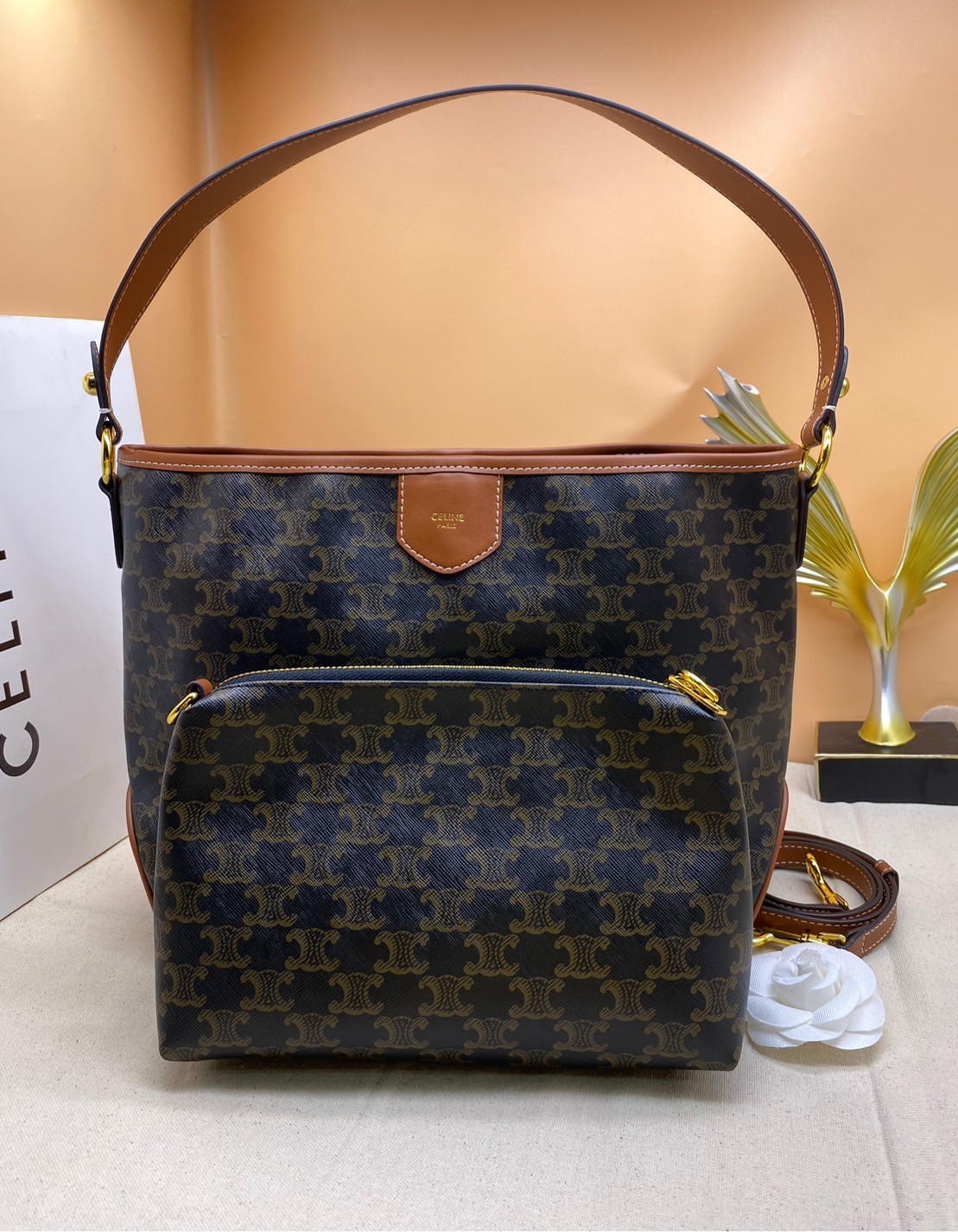 Medium : Celine Triomphe Tote Handbag / Celine Tote Bag / Celine Delightful Monogram Tote พร้อมส่ง กระเป๋าถือใบใหญ่ พร้อมสายสะพายถอดได้ เป็นอีกหนึ่งใบที่คุ้มค่าคุ้มราคามากสำหรับสาวๆที่ชอบพกพาสิ่งของเยอะ