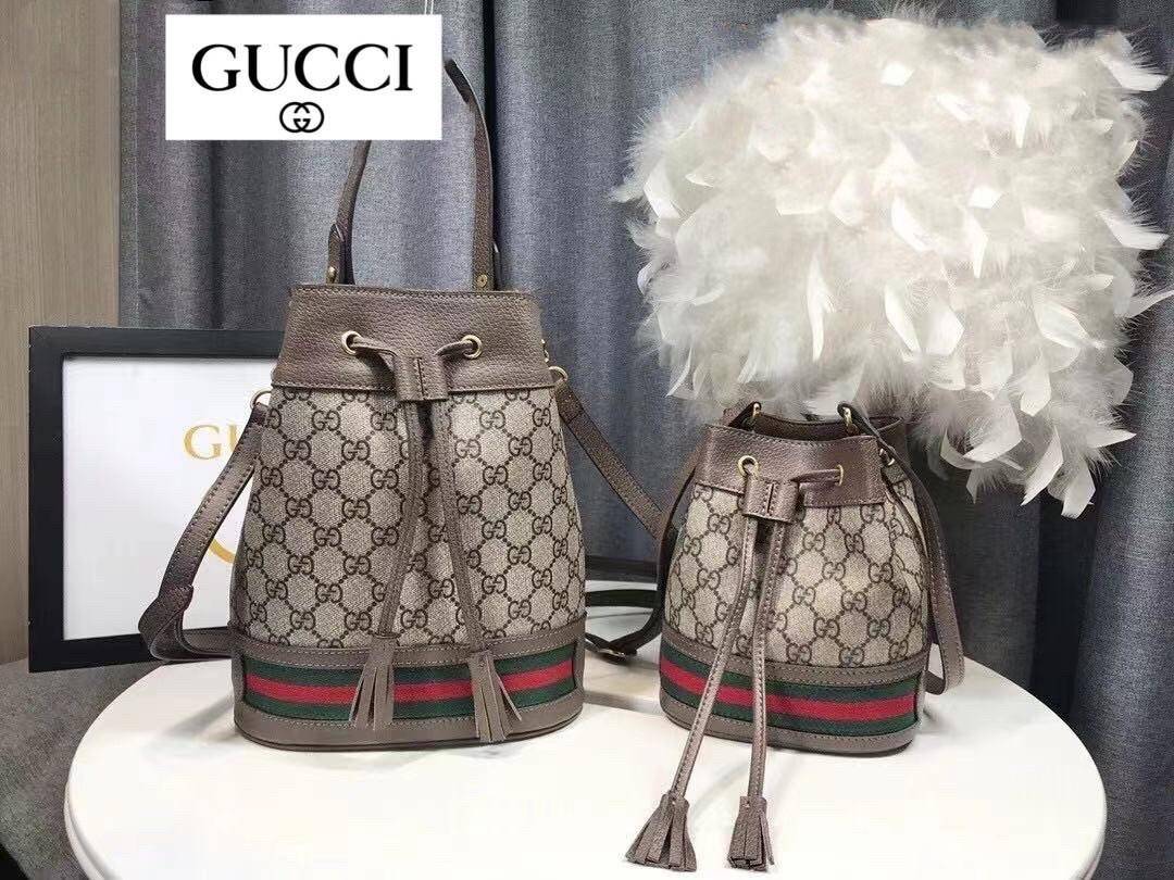 GUCCI Ophidia mini small GG bucket bag กระเป๋าถือหรือสะพายข้าง ขนาดเล็ก ทรงขนมจีบ วัสดุผ้าใบ+หนังแท้ พร้อมแถบลายทางสีเขียวและสีแดงด้านล่าง ด้านในโล่ง มี1ช่องเล็ก สายยาวถอดสายไม่ได้ ปรับระดับได้ ใบนี้เรียบหรูดูดีสุดๆไม่ควรพลาดค่า