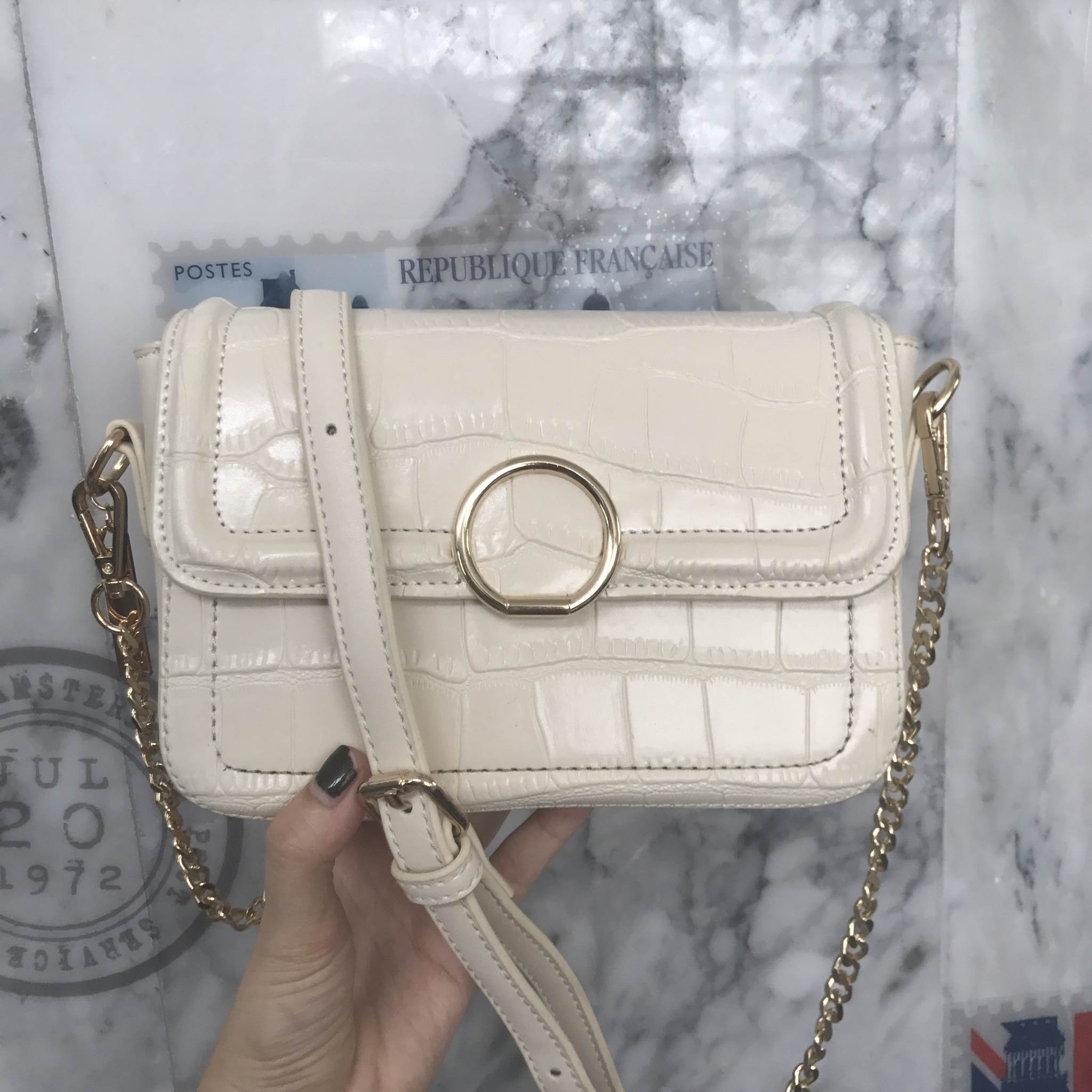 รุ่นใหม่ล่าสุด จากแบรนด์ KEEP Hanny ขนาด มินิ หนังลายสวยมากคะ ขนาดตอบทุกโจทย์การใช้งาน เห็นแล้ว หลงรักเลยคะ ตัวกระเป๋าขนาดกำลังดี จุของคุ้ม น้ำหนักเบา ดูแลรักษา กระเป๋าน่ารักสุดๆ พร้อมสายสะพายยาว ภายในมีช่องซิป และช่องใส่ของจุกจิก 2 ด้าน เลยค่า