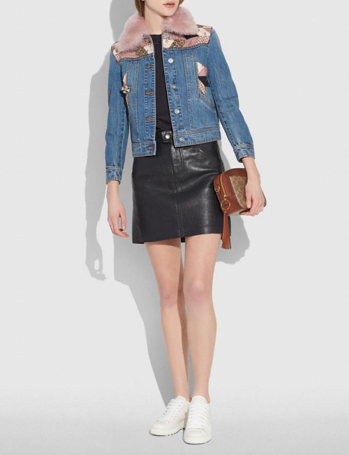 COACH 31208 CAMERA BAG IN SIGNATURE CANVAS รุ่นหายาก กระเป๋า crossbody ทรงกล่องสวยหรู ดีไซน์ลงตัว สีแทนรัสท์โดดเด่น วัสดุหนังแคนวาสเคลือบลาย ตัดด้วยอะไหล่ทองเหลือง สวยเข้ากันสุดๆ!! เปิด-ปิดกระเป๋าด้วยซิปพวงหนัง ภายในโล่งกว้าง ใส่ของสำคัญได้ครบ ใบนี้ใบเดีย