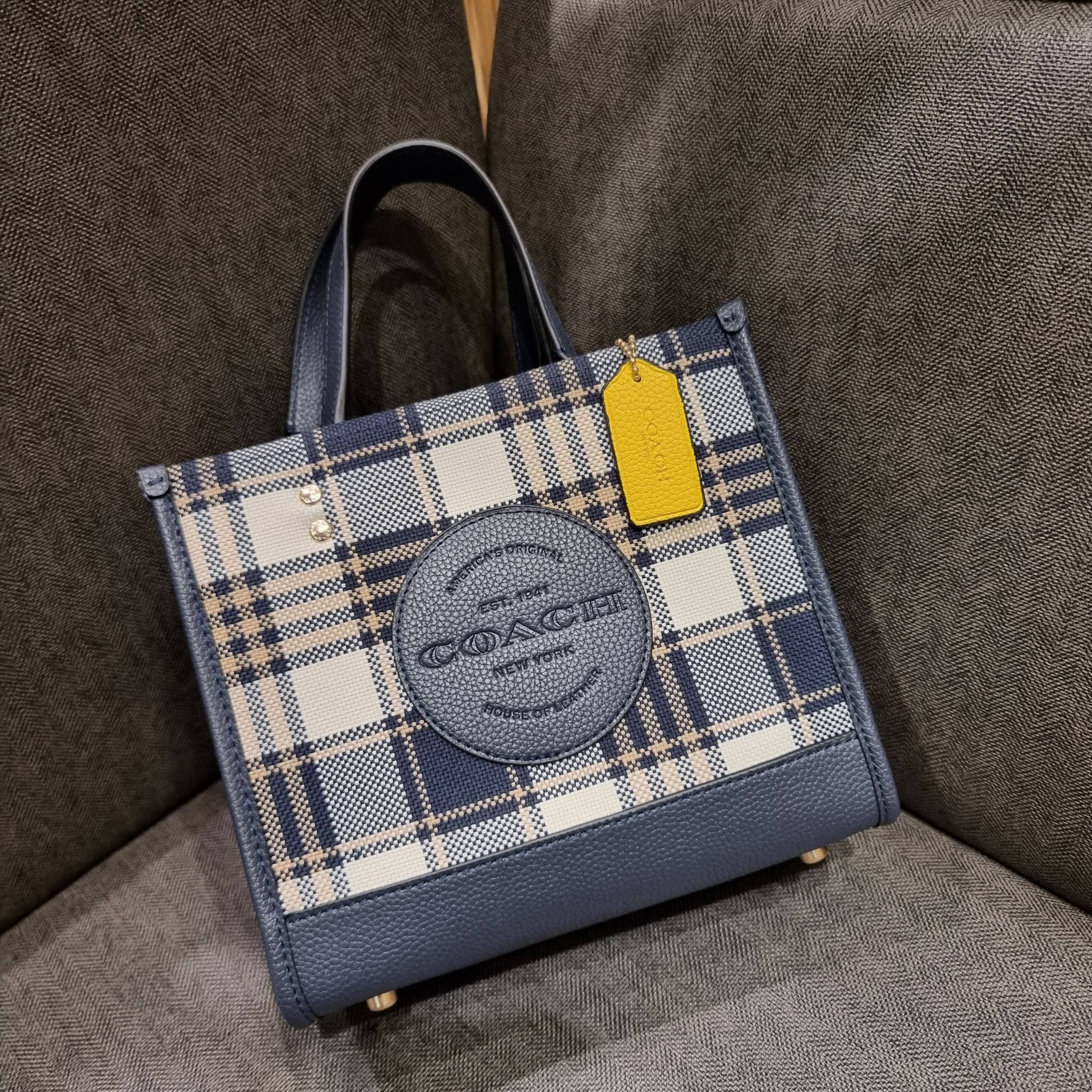 COACH C8198 DEMPSEY TOTE 22 WITH GARDEN PLAID PRINT AND COACH PATCH คอลใหม่สุดคิ้วท์ หวานๆใสๆ น่ารักชะมัด!! ดีไซน์ลายสก็อต เหมาะกับฟีลลิ่งปิคนิคเป็นที่สุด กระเป๋าทรงโท้ท ไซส์กำลังสวย ฟังก์ชั่นการใช้งานก็สะดวกที่สุด มีทั้งสายคล้องในตัว และสายครอสบอดี้ วัสด