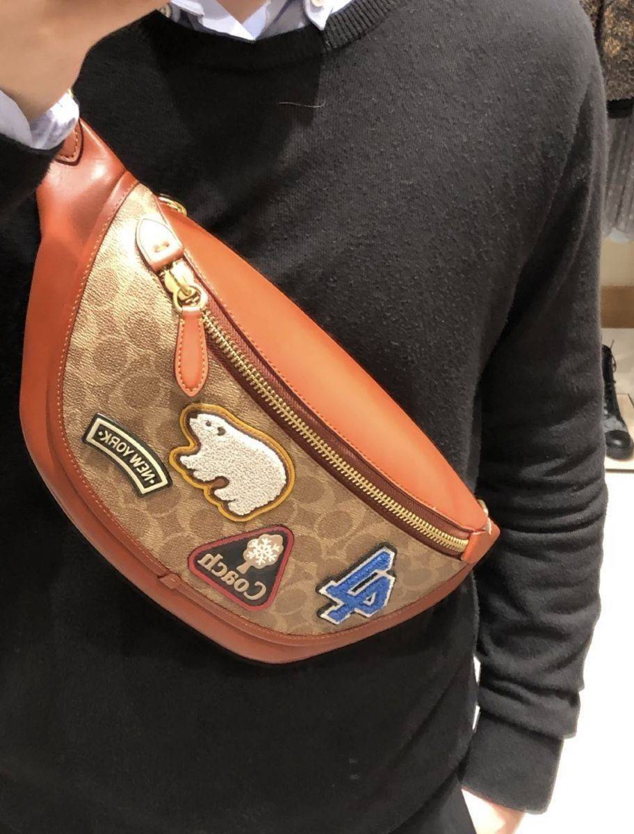 COACH C6678 LEAGUE BELT BAG IN SIGNATURE CANVAS WITH VARSITY PATCHES กระเป๋าคาดอกไซส์ใหญ่ คอลเลคชั่นที่ฮอตไม่เลิก กับดีไซน์สกีเรทโทร วินเทจ ขนาดสะพายกำลังเท่ คูลๆ ใช้งานง่าย ได้ทั้งหนุ่มๆและสาวๆ โดดเด่นด้วยแพทช์ที่สวยไม่ซ้ำใคร วัสดุหนังแคนวาสเคลือบลายสลับ