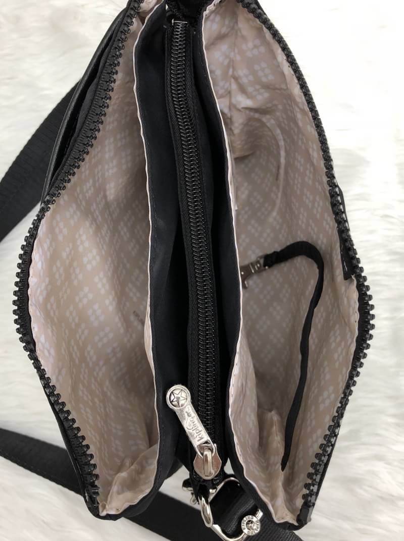 New in Kipling Sling Bag 2018 (k72323) >>Factory OEM HK<< พร้อมส่งที่ไทย กระเป๋าสะพายข้าง crossbody หรือถือ ก็เก๋ไปอีกแบบ วัสดุไนล่อนอย่างดี คุณภาพสูง ผ้าลื่นแวว ด้านหน้าติดโลโก้แบรนด์ตัวใหญ่ มีช่องกว้างขนาดกลางหนึ่งช่อง ใส่ของได้เยอะ เปิดปิดช