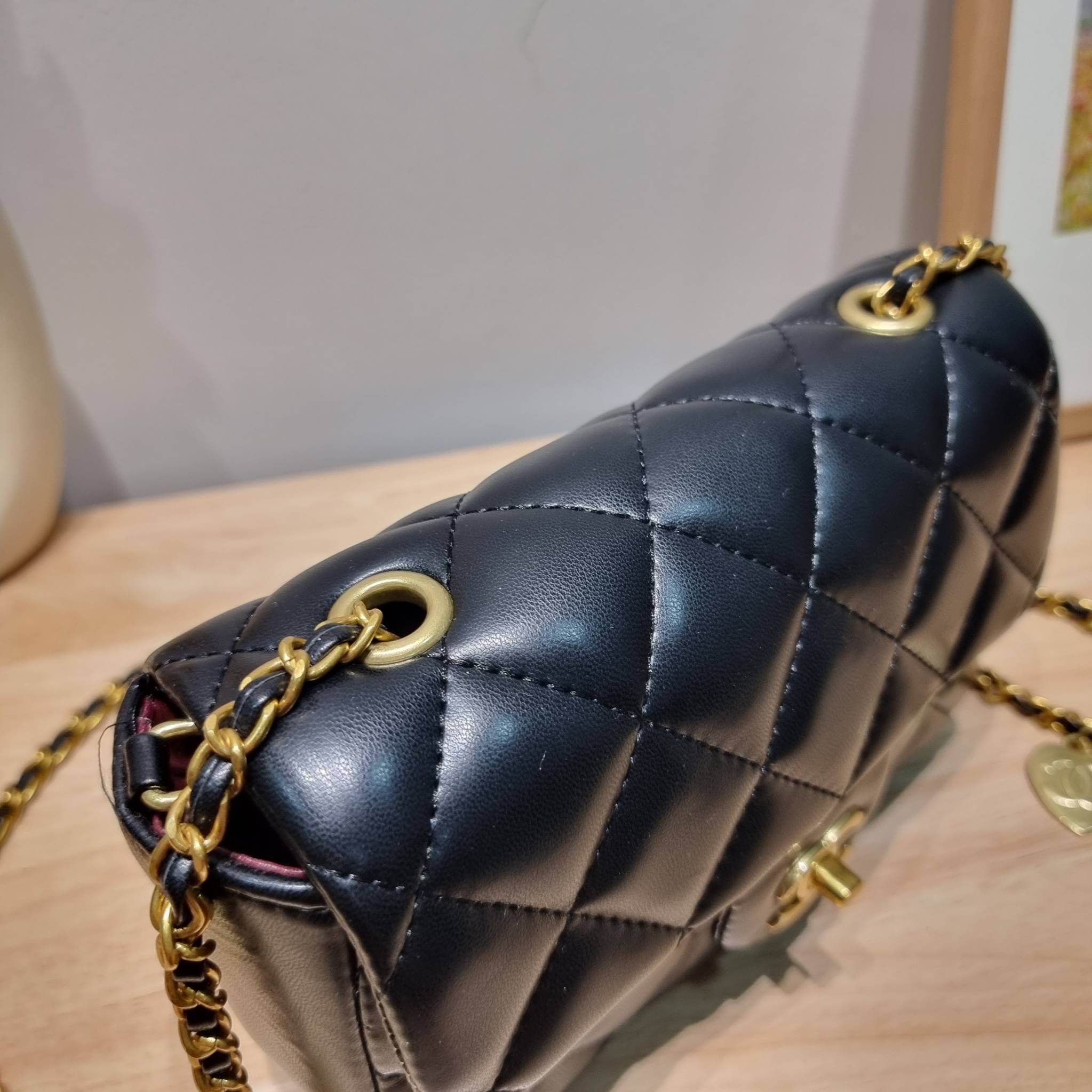 CHANEL GIFT SET สุดหรูชวนให้สะสมส่งท้ายปี กับไอเท็มลิมิเต็ดและ best seller พร้อมเสิร์ฟครบชุด สุดคุ้ม มาพร้อมกระเป๋าสะพายถึง 2 ใบ เด็ดทั้งคู่ๆ วัสดุหนังวัว และยังไม่พอ มีกระเป๋าสตางค์แถมให้ไปอีก 1ใบ สวยครบจบในเซ็ทเดียว!!