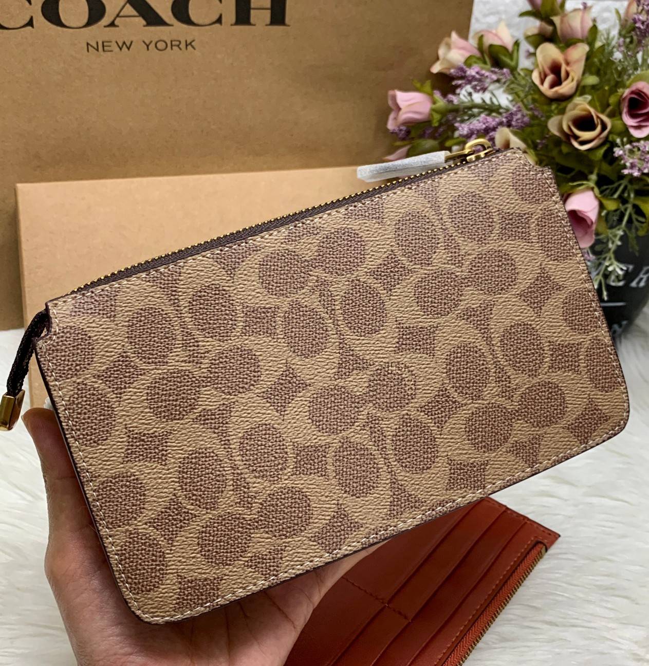 COACH Noa Pop-Up Messenger In Colorblock Signature Bag ((73316//37458//31864)) 💋ได้ไปสุดคุ้ม ไม่ผิดหวังแน่นอนจ้าา!! กระเป๋าแบบคลัท//สะพายข้างได้//ครอสบอดี้ร์ได้ วัสดุหนังแท้ หนังนิ่มสวยค่ะ ช่องหลักเปิดปิดแบบซิป ภายในกว้าง ใส่มือถือได้ทุกรุ่น;กระเป