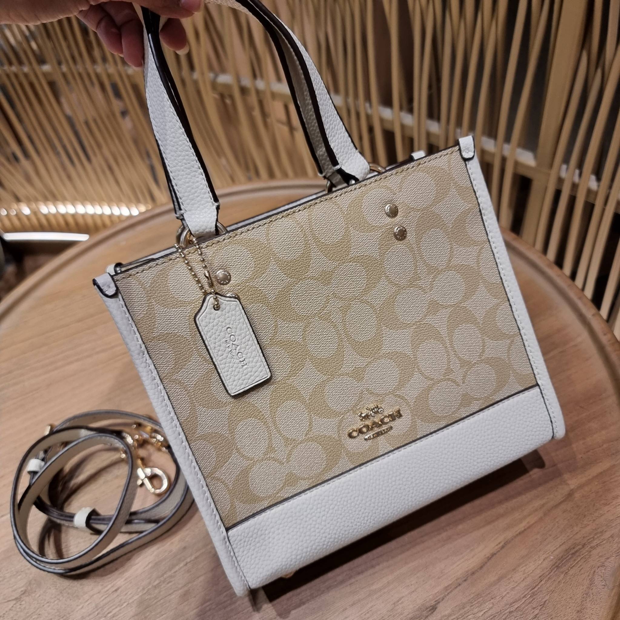 OUTLET 】COACH C5122 DEMPSEY TOTE 22 IN SIGNATURE CANVAS แรงดี กระหน่ำยอดสั่งซื้อมากจ้าแม่!! กระเป๋าทรงโท้ท 22 ที่ขนาดน่ารักน่าใช้มากๆ สาวๆถูกอกถูกใจกันนับไม่ถ้วน!! ฟังก์ชั่นการใช้งานสะดวกที่สุด มีทั้งสายคล้องในตัว และสายครอสบอดี้ ดีไซน์คลาสสิคเรียบหรู วัส