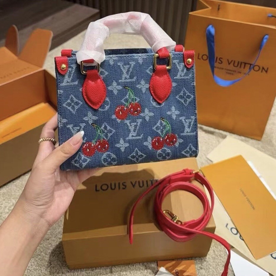 LV OnTheGo BB Monogram cherry denim 18cm กระเป๋าสะพายทรงมินิโท้ท ไอเท็มสุดโดดเด่นมีชีวิตชีวา ด้วยเดนิมวินเทจปักลายเชอร์รี่สีสันสดใสสะดุดตาสะท้อนสไตล์ไอคอนิก ผสานสไตล์ล้ำสมัยเปี่ยมฟังก์ชัน