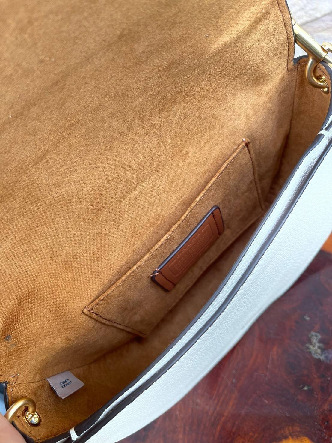 พร้อมส่งที่ไทยครบทั้ง6สีค่ะ 😘 Coach Ellen Crossbody In Signature ((C1432)) กระเป๋าทรงฮาฟมูนรูปทรงคลาสสิก ออกแบบให้มีลักษณะโค้งมน ไม่ดูเป็นทรงแข็งจนเกินไป ดีไซน์และสีของกระเป๋ายังเรียบง่าย เข้าได้กับทุกชุด สะพายครอสบอดี้ร์//สะพายข้าง หรือถือแบบคลัท