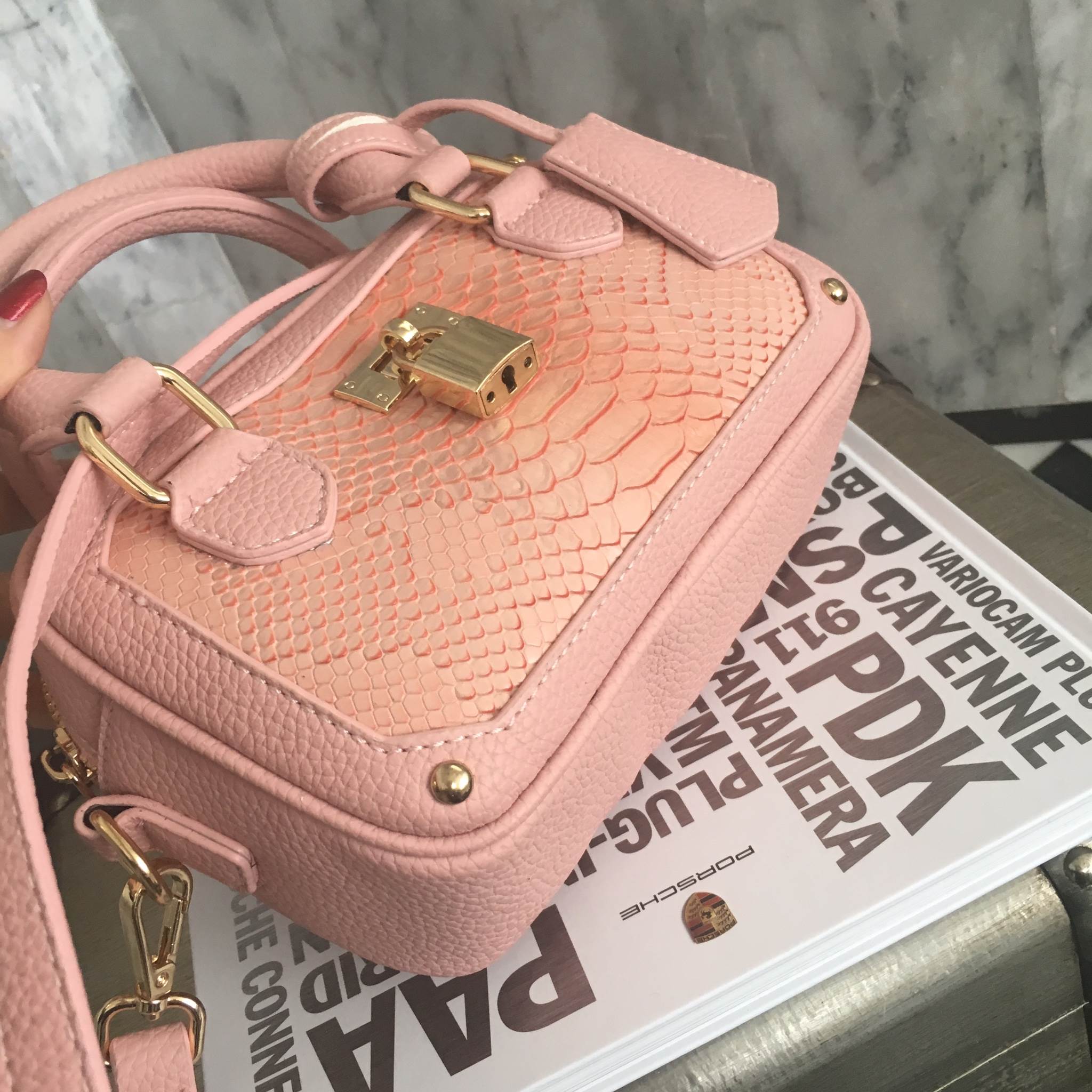 New arrival! KEEP Fancy shoulder bag กระเป๋า ถือ/ สะพาย ขนาดมินิ ตัดหน้งลายงู น่ารักมากคะ ใบนี้ ห้ามพลาดเลย การันตี ความสวย สะพายได้ทุก Look รุ่นนี้ มี 3 สี ดำ เทา ชมพู ภายใน สามารถใส่ โทรศัพท์ ได้ทุกรุ่น มีช่องแบ่งเก็บของ 2 ด้าน น้ำหนักเบา สายสะพาย ปรับไ