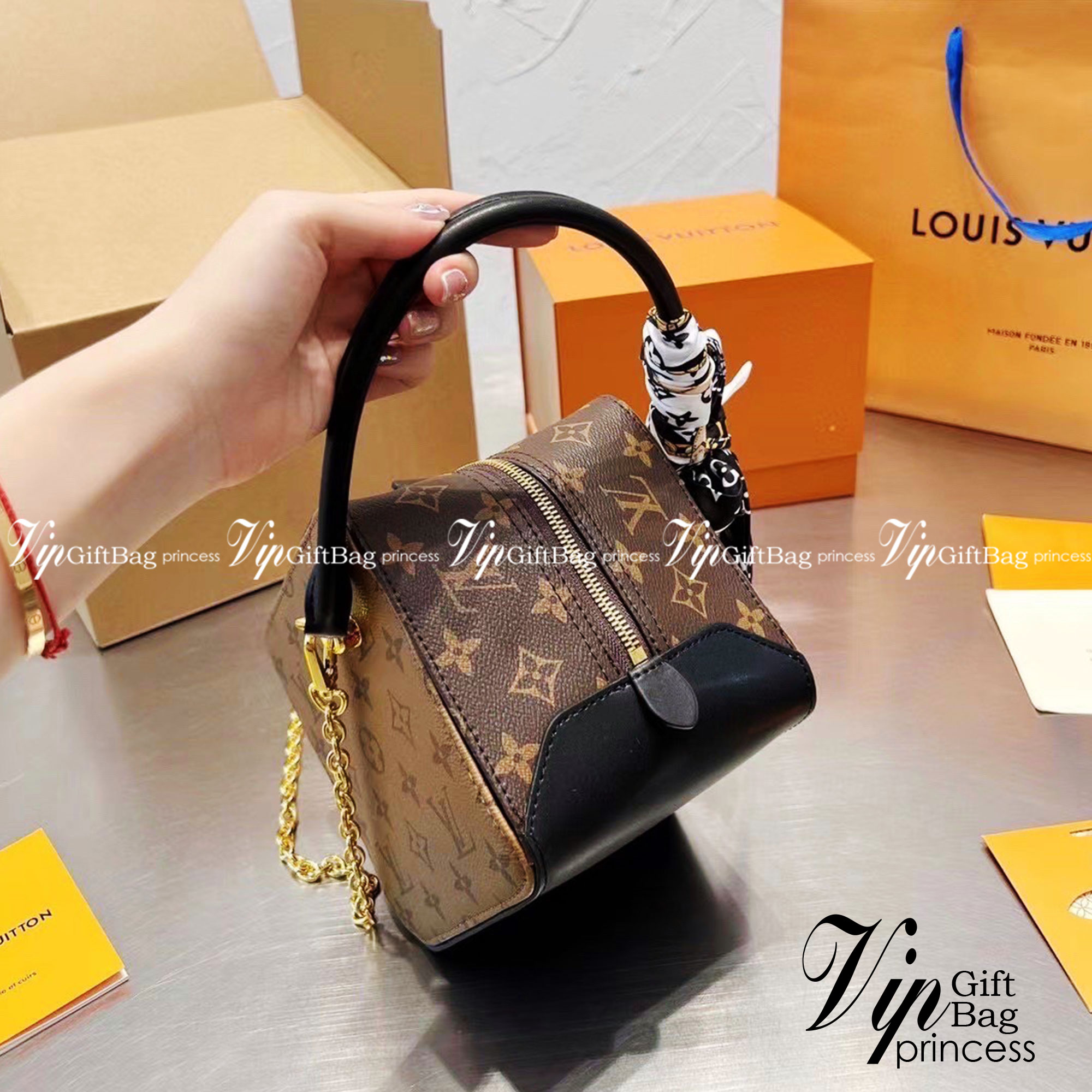 LV Square Bag กระเป๋าสะพายทรงกล่อง หนังลายโมโนแกรมมาใหม่ มาพร้อมสายสะพายยาว อะไหล่สีทอง โดดเด่นด้วยด้วยรูปทรง รังสรรค์ลงตัวได้อย่างคลาสสิค ใบจริงสวย ไม่ซ้ำใคร ได้ไปไม่ผิดหวังแน่นอน แนะนำห้ามพลาดเลยจร้าสาวๆ