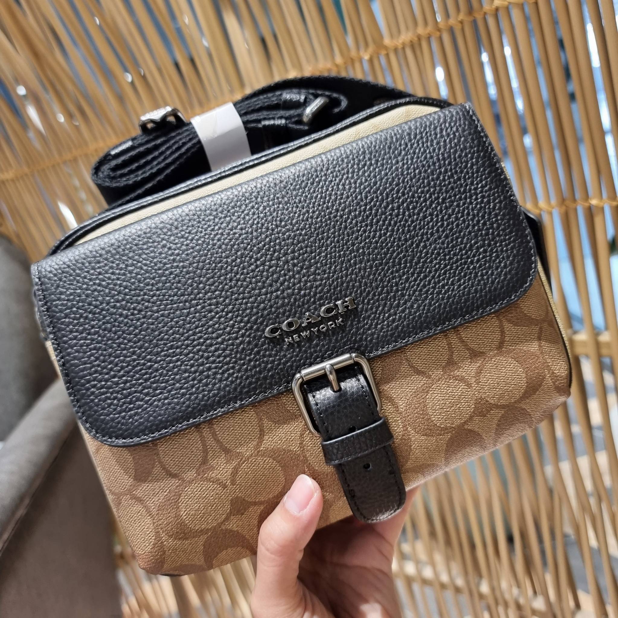 COACH C6080 HUDSON CROSSBODY IN BLOCKED SIGNATURE CANVAS ยกความคูลมาให้หนุ่มๆถึงที่!! ไอเท็มเด็ดหายาก กระเป๋าสะพายข้างดีไซน์ตัดสี เท่ไม่ซ้ำ วัสดุหนังแคนวาสสลับหนัง pepble ทนทาน ใช้งานง่าย ด้วยฝาปิดแบบกระดุมแม่เหล็กด้านหน้า และซิปที่ช่องหลัก ใช้ของได้เลยแบ