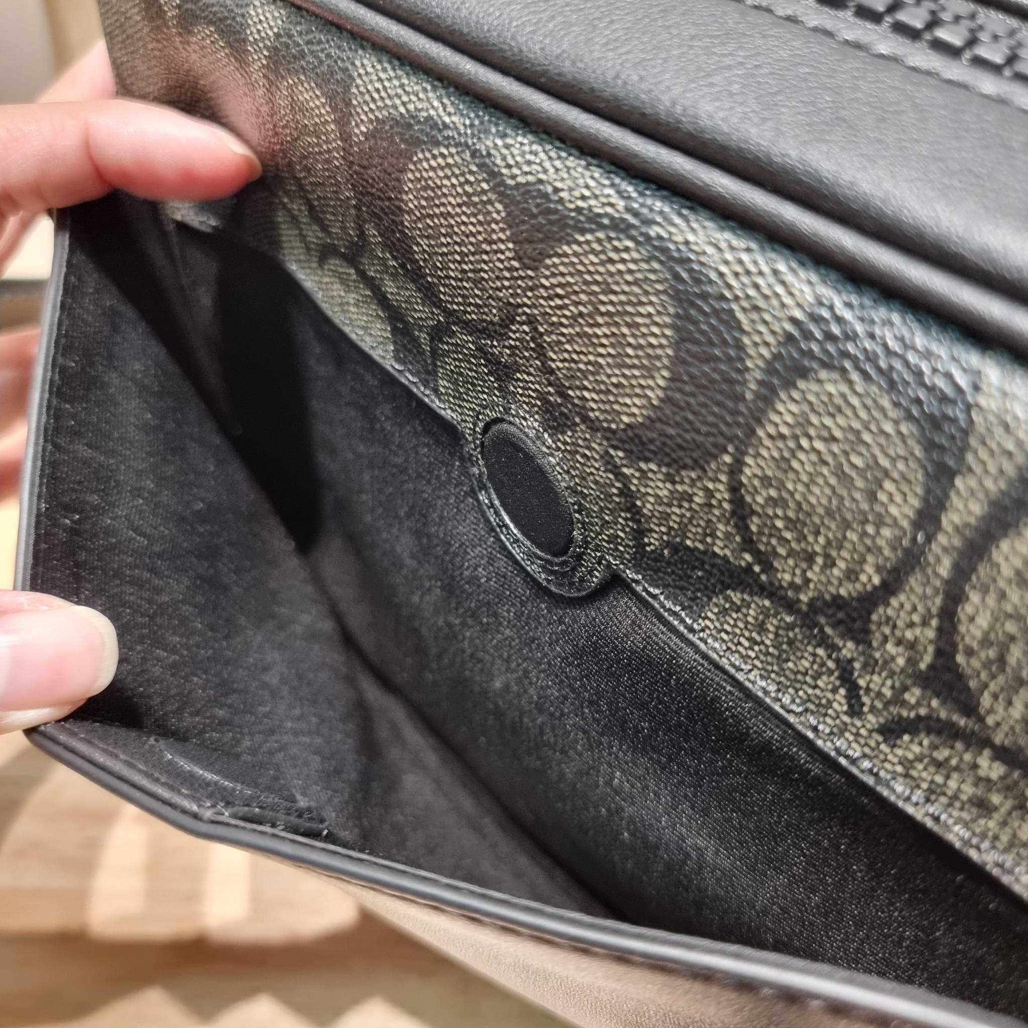 Coach Track Crossbody In Signature Canvas C3747 หล่อบอกต่ออีกหนึ่ง กระเป๋าสะพายทรงแมสเซ็นเจอร์ รุ่นเอาใจหนุ่มๆ ดีไซน์คลาสสิค สุดหรู ดูแพง วัสดุหนังแท้สลับหนังแคนวาส ฝากระเป๋ามีตัวล็อคแน่นหนา เปิดมามีซิปปิดกันหล่นได้อีก ด้านหลังมีช่องย่อย ภายในโล่งกว้าง แบ