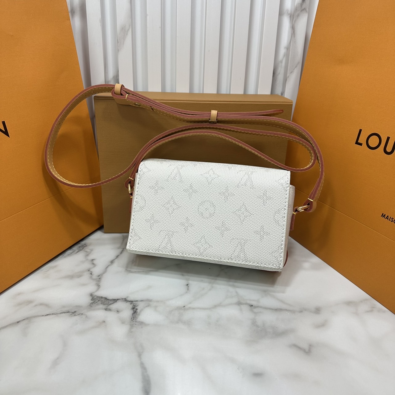 ORI หนังแท้ | LV Steamer crossbody bag Monogram Canvas / LV Trunk Bag กระเป๋าสะพาย กระเป๋าสตางค์แบบสะพายรุ่น Steamer รังสรรค์จาก Monogram แคนวาส แต่งขอบหนัง Aged Natural และฮาร์ดแวร์สีทอง