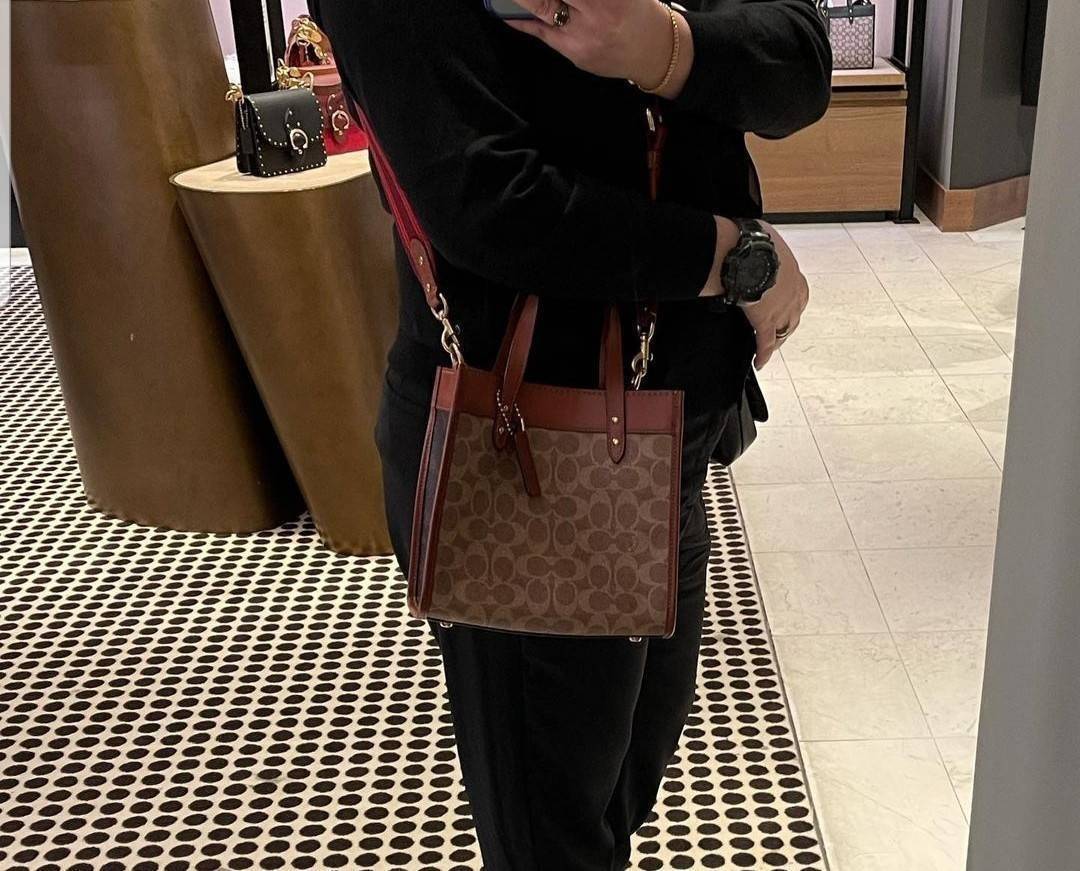 COACH FIELD TOTE 22 WITH HORSE AND CARRIAGE PRINT (C3866)ðāļāļĢāļ°āđāļāđāļēāļāļ·āļ āļāļĢāļ°āđāļāđāļēāļŠāļ°āļāļēāļĒ Unisex āļāļĢāļ TOTE āļŠāļļāļāļŪāļīāļ āļāļĩāđāļŪāļīāļāļāļąāļāļĄāļēāļāļāļąāđāļāļāļēāļĒāđāļĨāļ°āļŦāļāļīāļ// āļ§āļąāļŠāļāļļāļŦāļāļąāļāđāļāļāļ§āļēāļŠāļāļļāļāļ āļēāļ āļāļŠāļĄāļŦāļāļąāļāđāļāđāļāļĒāđāļēāļāļāļĩ āļāļĒāļđāđāļāļĢāļ āļŠāļļāļāļŠāļ§āļĒ āđāļāļāđāļāđāļāļāđāļ§āļĒāļĨāļēāļĒ C Signature āļāļĩāđāđāļāđāļāđāļāļāļĨāļąāļāļĐāļāđ// āļāđāļēāļāđāļāđāļĨāđāļāļāļ§