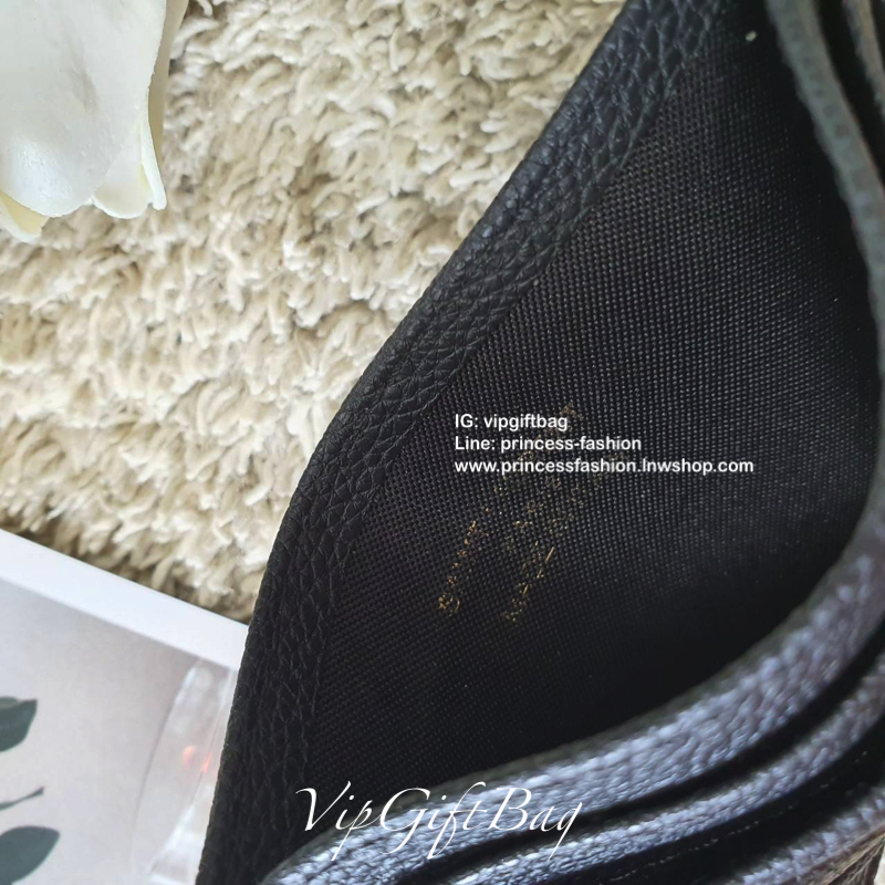 งานหรูเว่อวัง พร้อมส่งคะ YSL card holder in Black(GWP) 💳 จากพรีเมี่ยมกิ้ฟแบรนด์หรูอย่าง YSL ดีไซน์สวยเก๋ หนังคาเวียร์dด้าน ประดับ Logo brand อะไหล่ทอง *ขนาดกำลังน่ารัก ใส่บัตรได้ถึง 5 ใบ พกพาสะดวก จะซื้อไว้ใส่บัตรใบหรู หรือซื้อให้เป็นของขวัญ ก็ควร