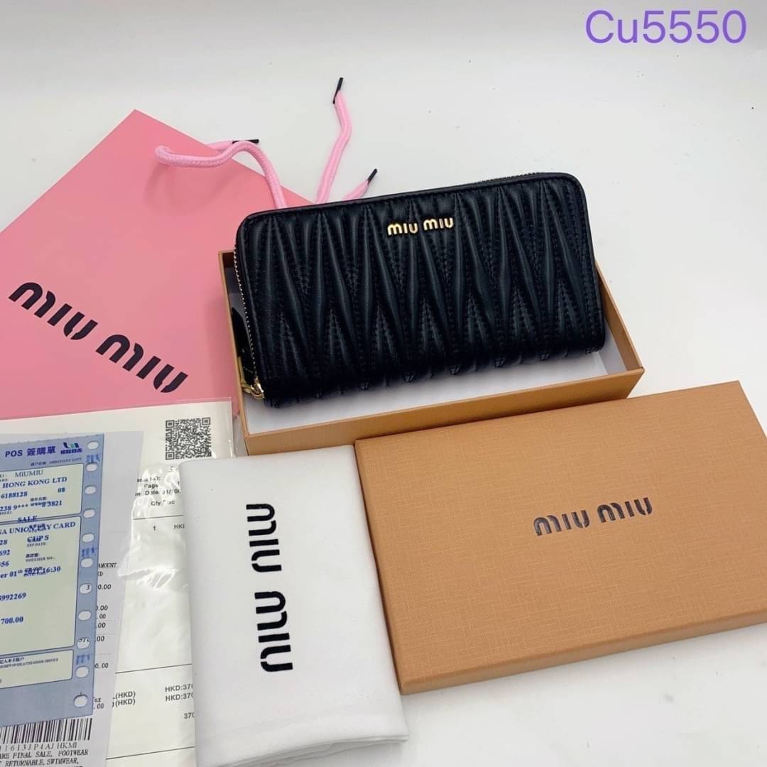 MIU MIU LONG ZIPPER WALLET / MIU MIU WALLET กระเป๋าสตางค์ใบยาว น่ารักพาใจฟู ดีไซน์น่ารักน่าใช้มาก เรียบง่ายแต่มีความโดดเด่นเปิด-ปิดด้วยซิป ภายในมีช่องใส่บัตร และใส่ธนบัตรได้ พร้อมช่องซิปแยกใส่เหรียญได้อีก พกพาง่าย