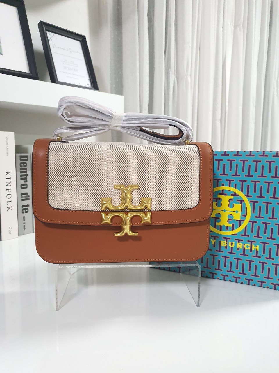 ของแท้ 💯% TORY BURCH ‘ELEANOR’ SHOULDER BAG กระเป๋าสะพายข้าง ไซส์กำลังน่ารัก วัสดุทำจากผ้าCanvas สลับหนังแท้ ฝาพับเปิดปิดด้วยแผ่นแม่เหล็ก มีช่องเล็กแยกอีกหลายช่อง ใส่โทรศัพท์ สมุดบัญชีได้