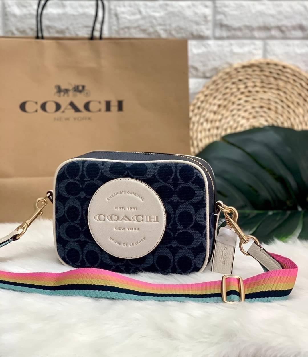 OUTLET 】COACH LADIES GENUINE CAMERA CLASSIC BAG ((2822)) ✔️สินค้าปกติตามเงื่อนไขทั่วไปค่ะ!! พร้อมส่งที่ไทยค่ะ! กระเป๋าสะพายแบบครอสบอดี้ร์ หนังแท้+ผ้าjacquard ทอลายแบรนด์ สวยงามมากๆค่ะ
