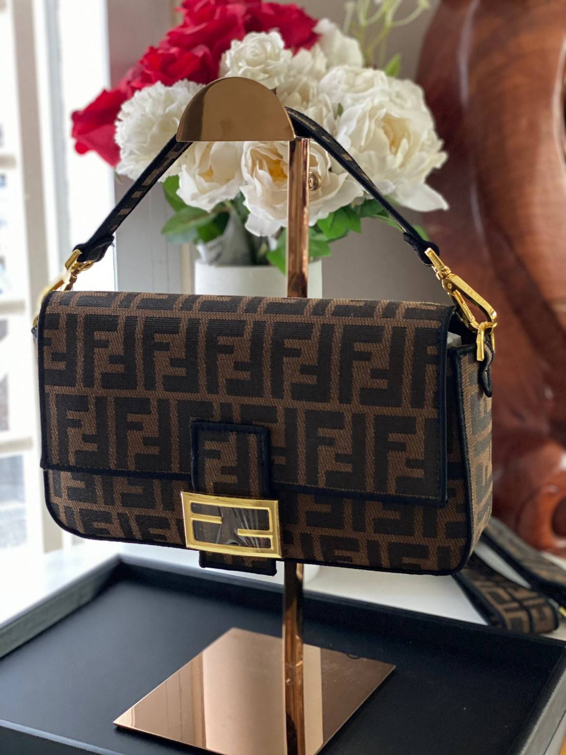 พรีเมี่ยมกิ๊ฟแท้ 100% 】หนังแท้ FENDI Baguette Shoulder Bag Brown fabric จุของได้เยอะมากก ลายซิกเนเจอร์ สวยงามน่าใช้ค่าา