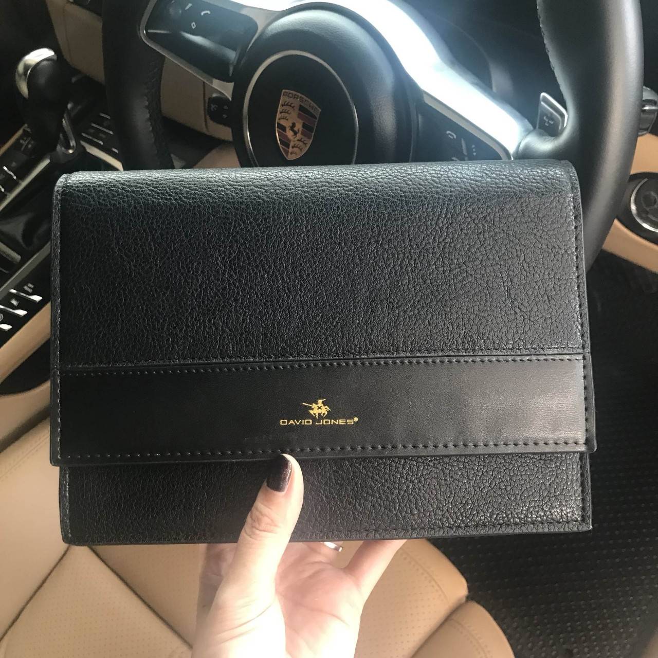 David Jones Clutch Bag กระเป๋าสะพายทรง cluth ขนาดกำลังดี วัสดุหนังวัวแท้ หนังนิ่ม ตัวกระเป๋าเปิดปิดด้วยกระดุมแม่เหล็ก ภายในมีช่องเล็กใบบัตร ด้านหลังมีอีก 1 ช่องใส่โทรศัพท์ได้ค่ะ มาพร้อมสายยาวถอดได้ สะพาย crossbody ได้ค่ะ คุ้มค่าคุ้มราคา