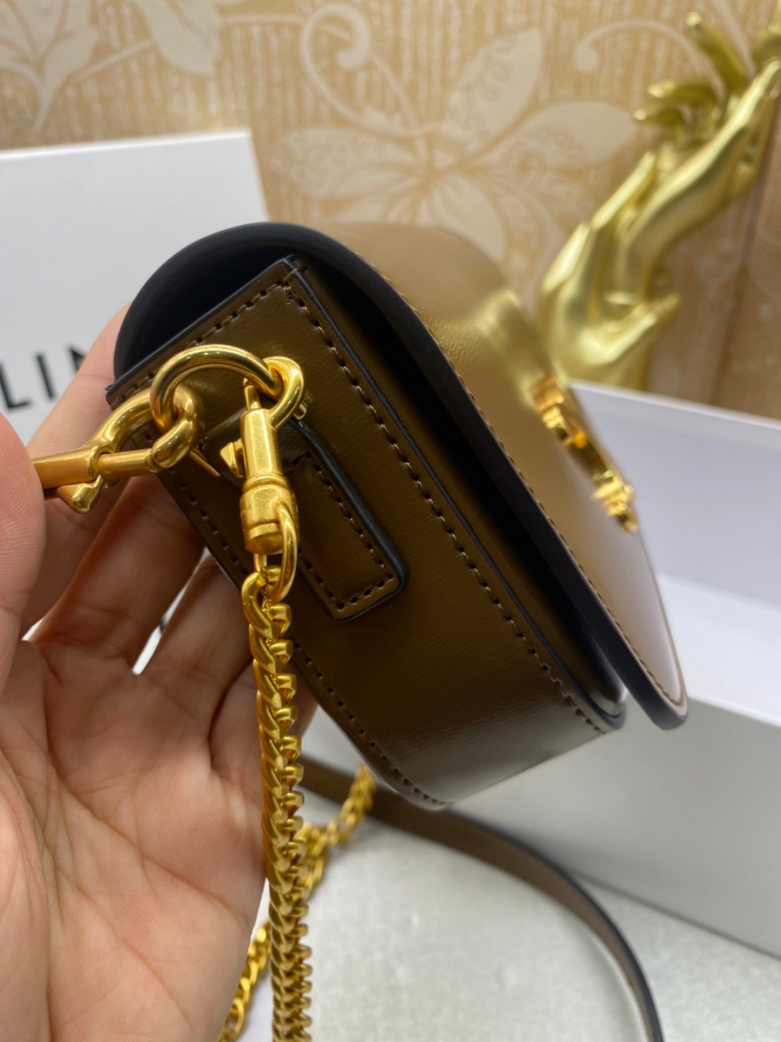 20cm CELINE SHOULDER BAG TRAPEZE IN SHINY CALFSKIN / CELINE POCHETTE BAG / CELINE TRIOMPHE BAG small รุ่นใหม่ล่าสุด ไม่มีไม่ได้เลยกับไอเท็มสุดคลาสสิค กระเป๋าสะพาย ทรงพอชสวยอยู่ทรง ดูดี ดูแพง สายถอดได้ ใช้งานสะดวก