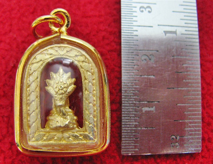 จี้พระประจำวันเกิดวันเสาร์ ปางนาคปรก องค์ใหญ่ทรงซุ้มโค้ง ล้อมเพชรเลี่ยมทองไมครอนพร้อมใบคาถาค่ะ