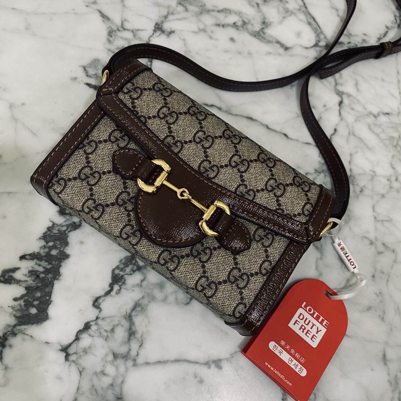 GUCCI Horsebit 1955 Mini Bag กระเป๋าสะพายทรงกล่องสวยอยู่ทรง ใส่โทรศัพท์หรือของใช้เล็กน้อยได้อย่างคล่องตัว แฝงความหรูราคาดีงามจัดมาให้พร้อม box set เป็นใบที่จะหยิบใช้ได้บ่อยๆ ด้วยขนาดกำลังดีใบนี้เอาอยู่เลยค่ะ
