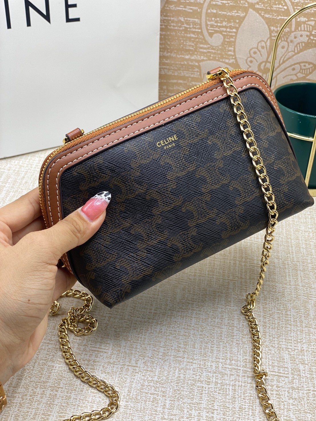 CELINE POUCH 16cm / CELINE TRIOMPHE Triumphal Arch Canvas / CELINE CLUTCH WITH CHAIN กระเป๋าคลัทช์ดีไซน์เรียบหรูออกแบบมาได้อย่างลงตัว พร้อมสายสะพายโซ่ทองสุดหรู ด้วยรูปทรงที่สวยงามและทันสมัย