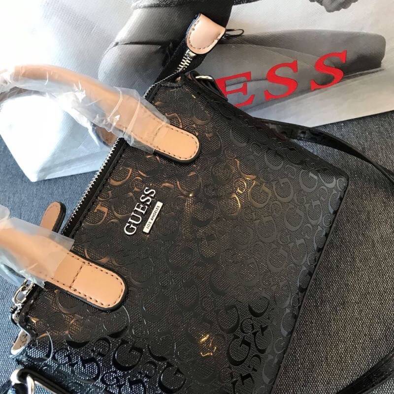 GUESS BALDWINPARK MINI BAG กระเป๋าถือหรือสะพาย วัสดุ Saffiano PU คุณภาพดี นิ่ม น้ำหนักเบา ด้านหน้าประดับด้วยโลโก้แบรนด์สวยหรู ตัวกระเป๋าลาย G ทั้งใบ เปิดปิดกระเป๋าด้วยซิปสะดวกใช้ ด้านในโล่งกว้างมีช่องสำหรับใส่ของหลายช่อง ใส่กระเป๋าสตางค์ใบกลางได้ ใส่Iphon