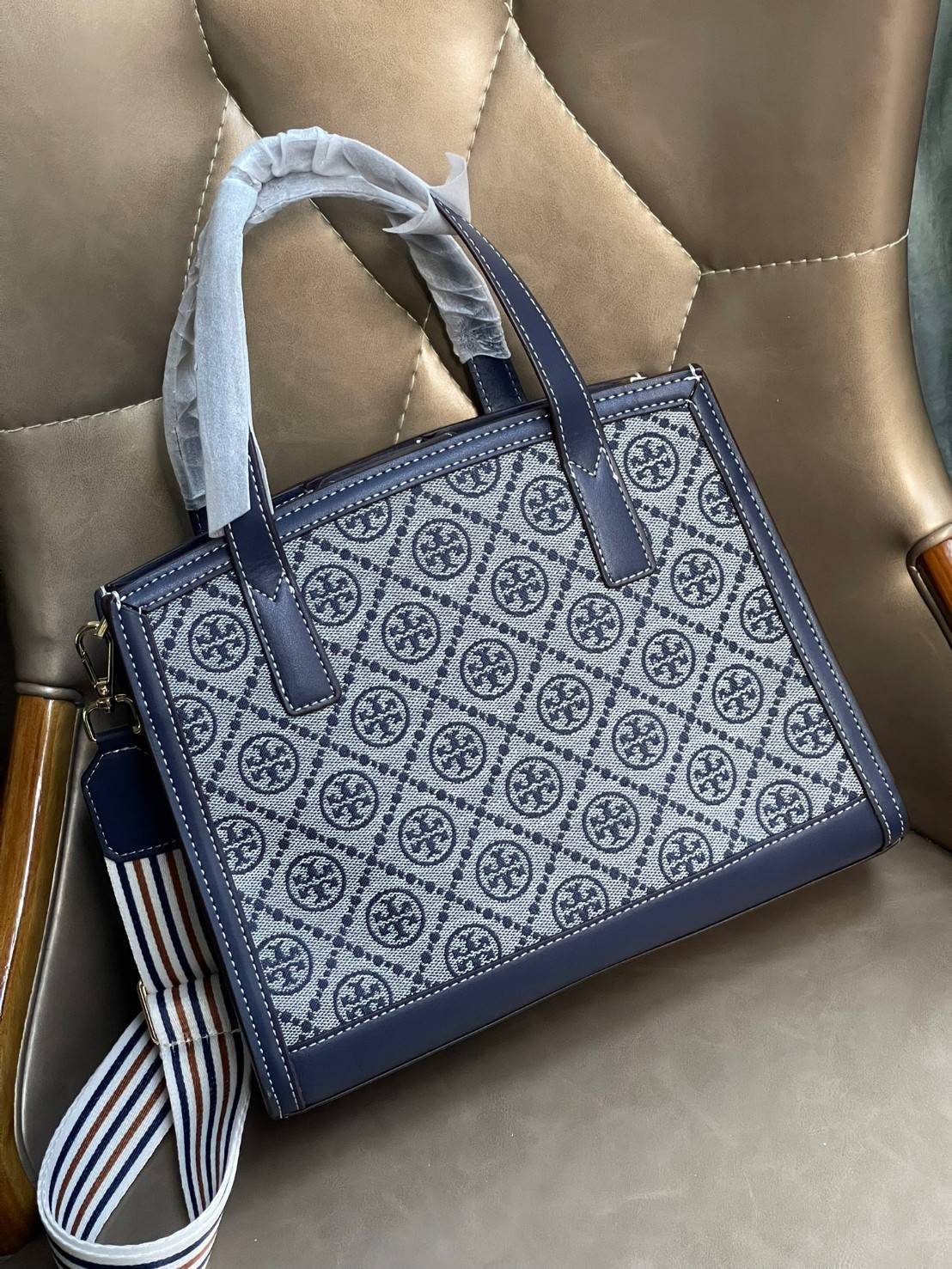 Tory burch T monograme Walker small sacthel คอลเลกชั่นนี้เป็นกระเป๋าที่ตอบโจทย์สาววัยทำงานอย่างมาก ใช้เป็น Everyday Bag สำหรับสาว ๆ เหมาะกับการใช้งานทุกช่วงเวลา ลวดลายของ T Monogram สุดคลาสสิก ตกแต่งขอบด้วยหนัง ยังจุของได้เยอะตอบโจทย์สาว ๆ ที่มีของใช้ส่วน