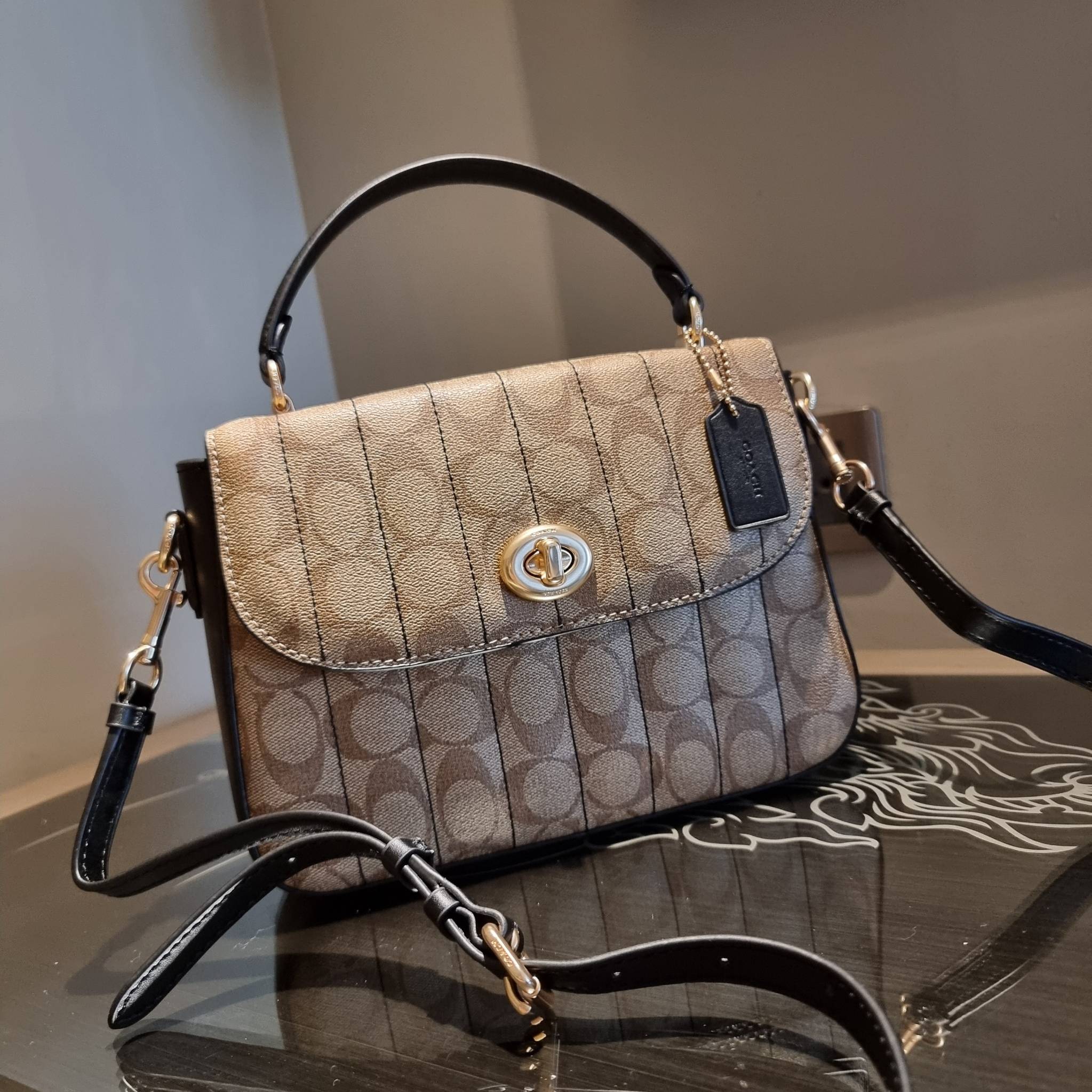 OUTLET 】COACH C5645 MARLIE TOP HANDLE SATCHEL IN SIGNATURE CANVAS WITH QUILTING ดีไซน์ใหม่ กระเป๋าถือ/สะพายข้าง ออกแบบมาไม่เหมือนใคร โดดเด่นด้วยการเย็บบุหนัง โชว์ดีเทลลายเส้น ตกแต่งโลโก้ด้านข้างอะไหล่ทอง วัสดุหนังแคนวาสสลับหนังแท้ เปิด-ปิดด้วยตัวล็อคแน่นห