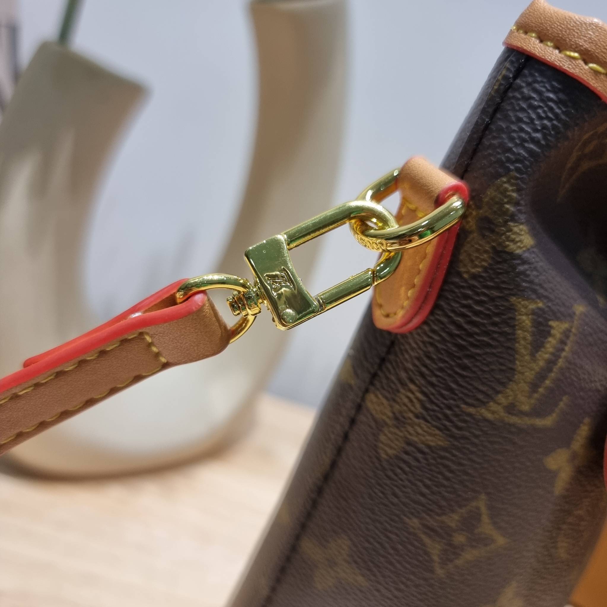 LV FOLD POUCH กระเป๋าสะพายไซส์มินิ น่ารักน่าใช้ มีความกะทัดรัด ไม่เกะกะ แต่สามารถใส่ของจำเป็นได้ ใส่โทรศัพท์ กระเป๋าสตางค์ใบเล็กได้ รูปทรงสวย วัสดุหนังแคนวาส ปากกระเป๋ามีกระดุมแม่เหล็กคาด ใช้งานได้สะดวกยิ่งขึ้น ภายในเป็นช่องโล่ง มาพร้อมสายครอสถอดออกได้ ปร