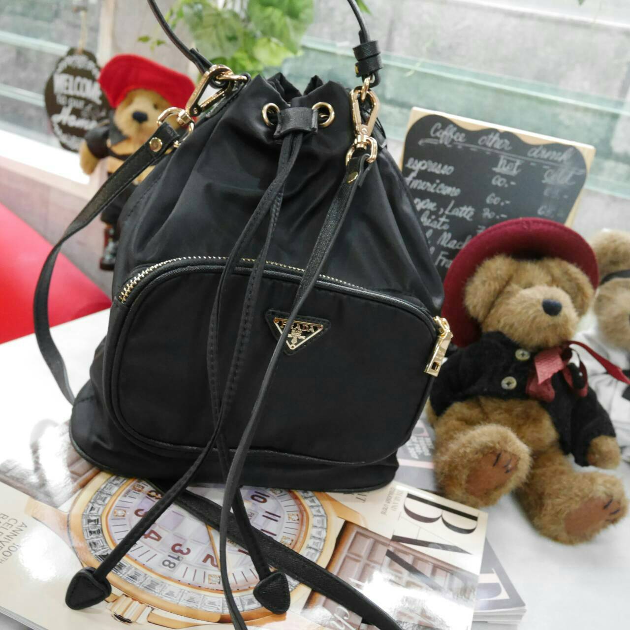 ใครๆก็หลงรัก **ทรงขนมจีบ 🐰 งานพรีเมี่ยมกิ้ฟ จากเคาเตอร์ต่างประเทศ จากแบรนด์ PRADA ค่า เป็นกระเป๋าผ้า nylon silk เนื้อหนาซับในอย่างดี จุดเด่นคือ กระเป๋าสามารถ ปรับ ได้ 2 ทรงคือ ผูกเชือกกระเป๋า หรือ ดึงเชือกปรับเป็นสายไว้หิ้วได้ด้วยคะ น้ำหนักเบา ถือ