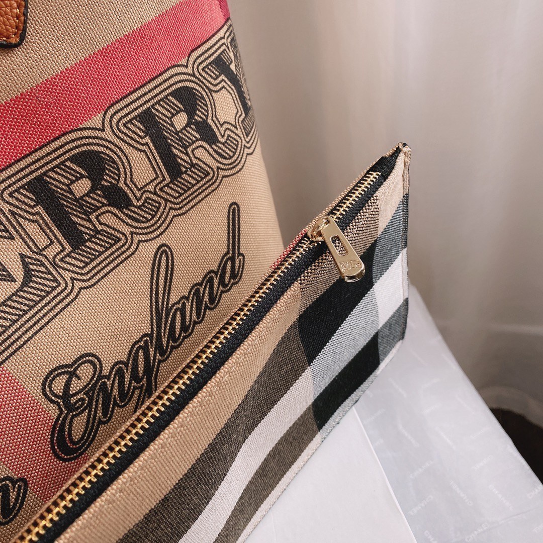 BURBERRY DUO TOTE VINTAGE BAG VIP GIFT WITH PURCHASE (GWP) พรีเมี่ยมกิ๊ฟ Limited Edition จากBURBERRY *ซื้อ1ได้ถึง2ใบ 👏👏 วัสดุหนังCANVAS หูหิ้วหนัง ภายในมีช่องใส่ของโล่งกว้าง สามารถใส่มือถือ ipad ของจุกจิกได้