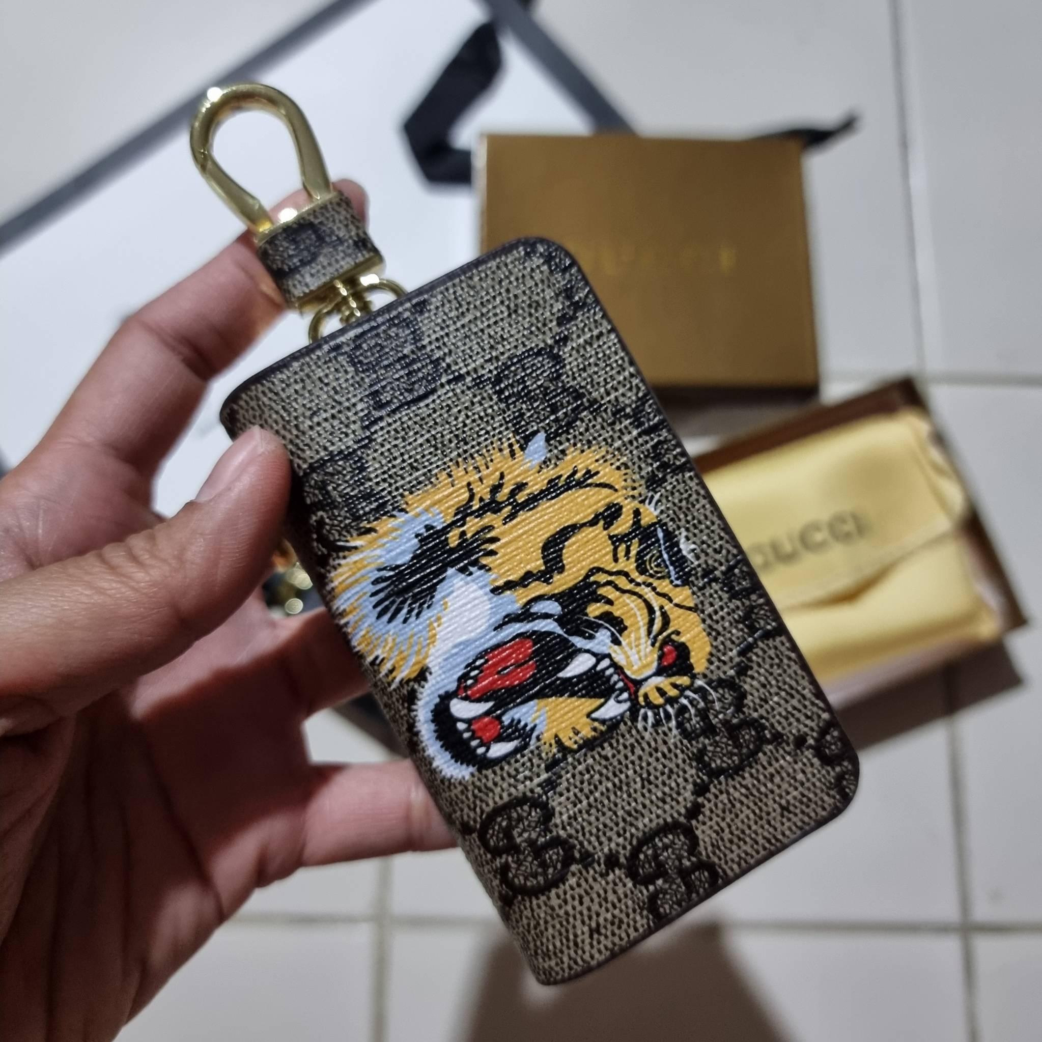 VIP 】SUPER EXCLUSIVE GC GWP KEY FOB WITH GIFT BOX 🎊🐯🐍 ต้อนรับปีแห่งความปัง!! กระเป๋าเก็บกุญแจรุ่นพิเศษ!! เอ็กซ์คลูซีฟมาก!! วัสดุหนังแคนวาส ปั๊มลายคมสวย!! เปิด-ปิดด้วยซิปปั๊มแบรนด์ มีหัวพวงกุญแจห้อย สำหรับเกี่ยวเข้ากับกระเป๋าใบใหญ่