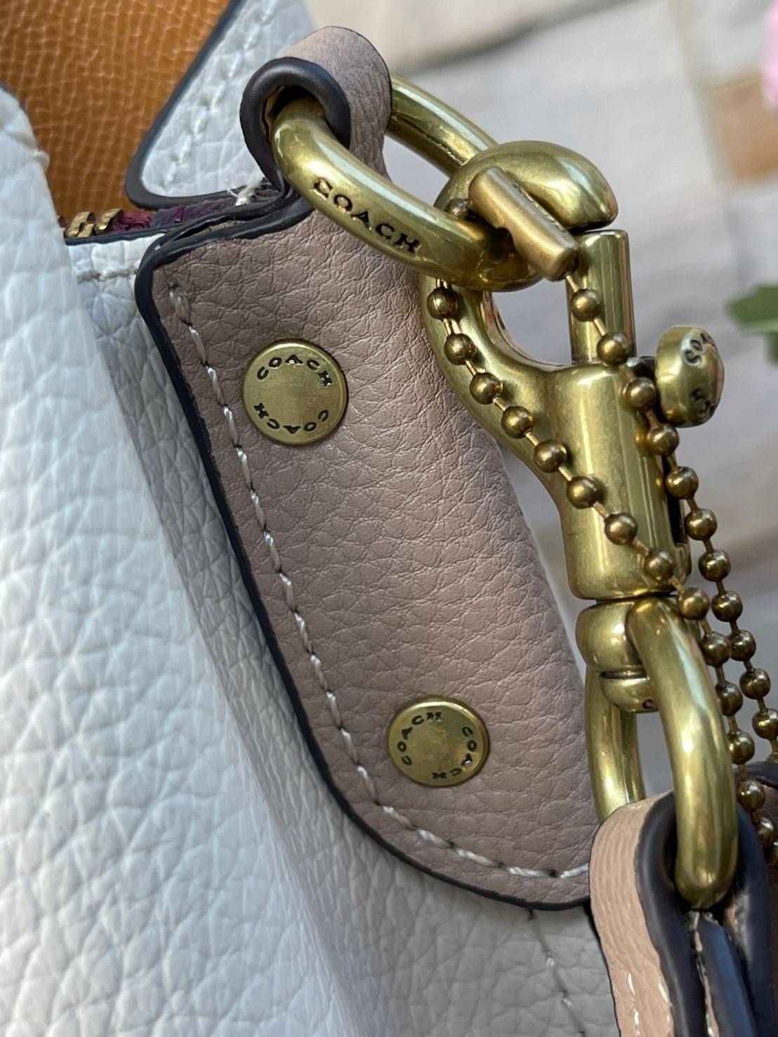 Coach Willow Bucket Bag In Colorblock รุ่นใหม่สุดปัง เป็นกระเป๋าสไตล์ใช้ได้ทุกวัน จุของได้เยอะและน้ำหนักเบา ไซส์กลางใช้หนังลายกรวด มีช่องใส่ของ 2 ช่องและมี 1 ช่องซิปตรงกลางไว้สำหรับใส่ของสำคัญ เปิดปิดแบบ turnlock ถือคล้องแขนหรือสะพายไหล่หรือสะพายข