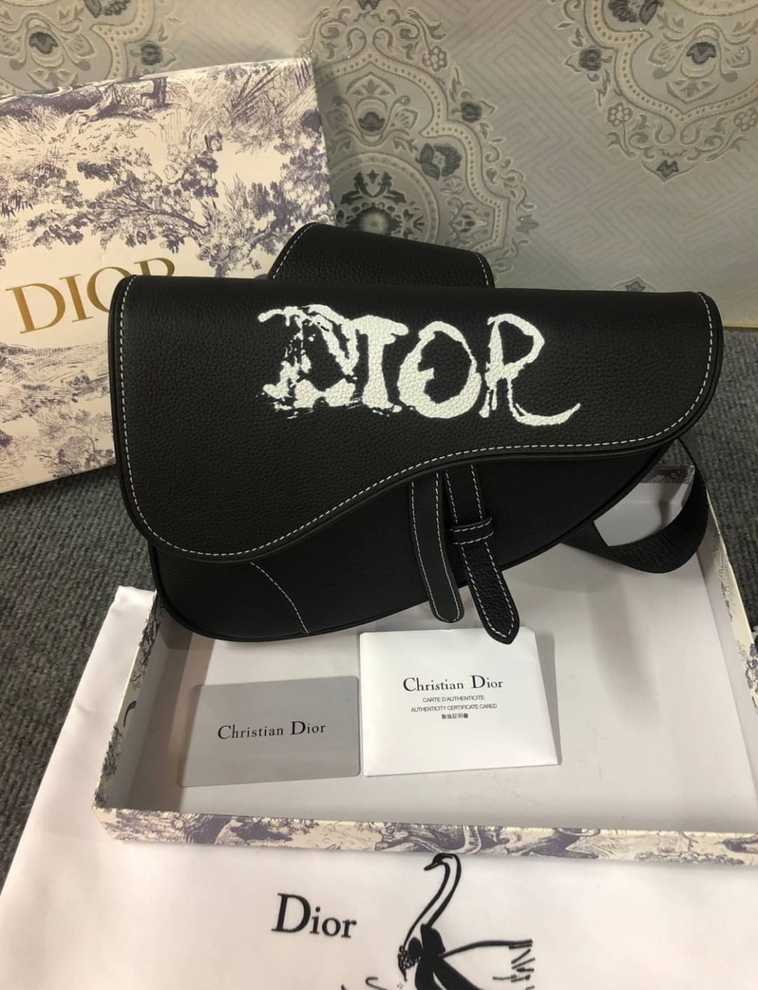 หนังแท้ Dior x Peter Doig Saddle Bag PRINT BLACK LEATHER SADDLE BAG / Dior Waist Bag / Dior Belt Bag / Dior Saddle พร้อมส่งที่ไทย ภาพสินค้าถ่ายจากงานขายจริง ใช้งานต่างประเทศได้ค่ะ