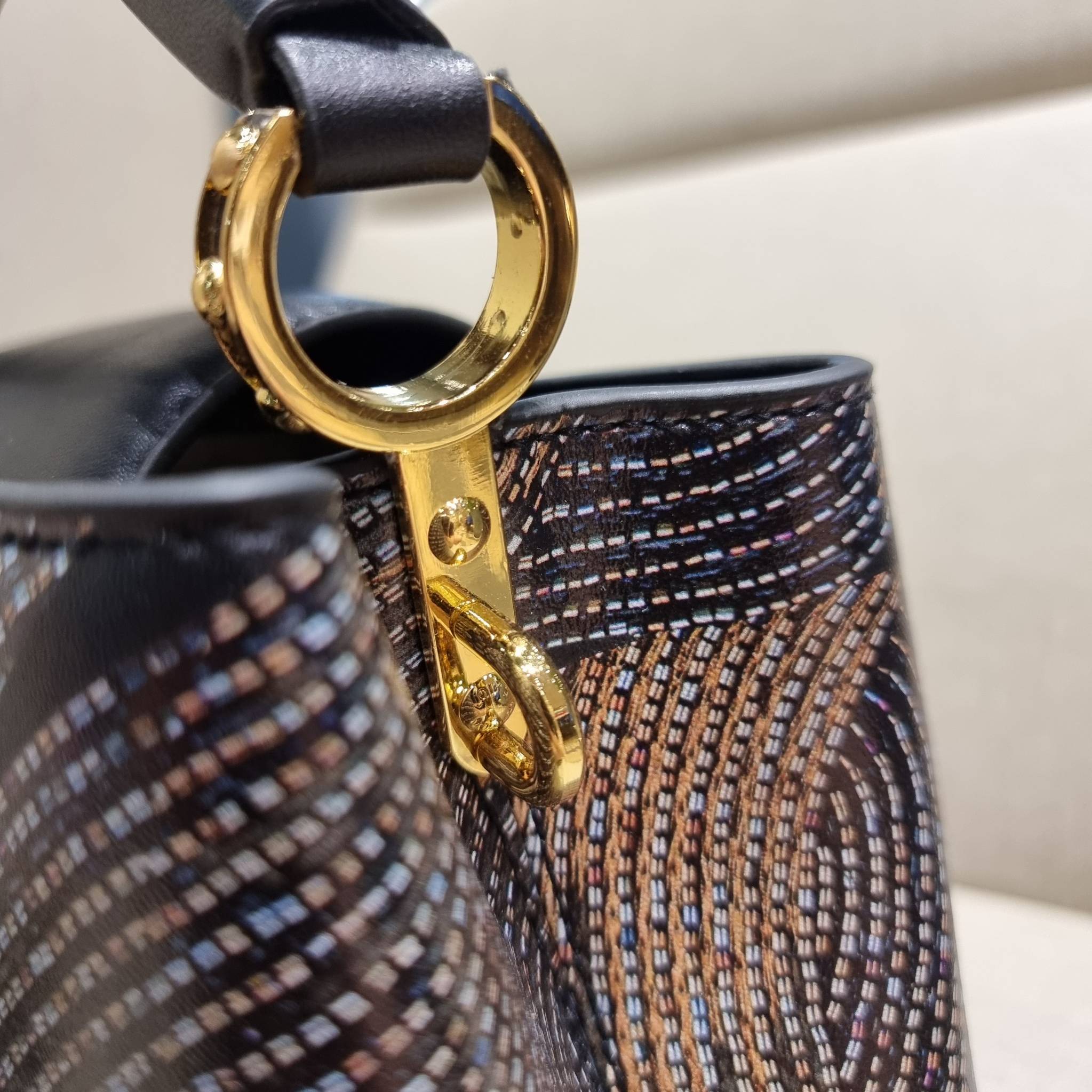 LV capucines top handle วีไอพีพรีเมี่ยมกิ๊ฟจากเคาน์เตอร์ ที่สุดของความสวยในราคาเบาๆ กระเป๋าถือสุดหรู ดีไซน์ทรงคลาสสิค พร้อมลวดลายหรูหรา มาพร้อมหูจับในตัว ด้วยรูปทรงวินเทจและวัสดุหนังแท้ ขับผิว ทำให้ไอเท็มนี้สะกดทุกสายตาจริงๆ และยังมีลูกเล่นที่ฝาปิดกระเป๋า