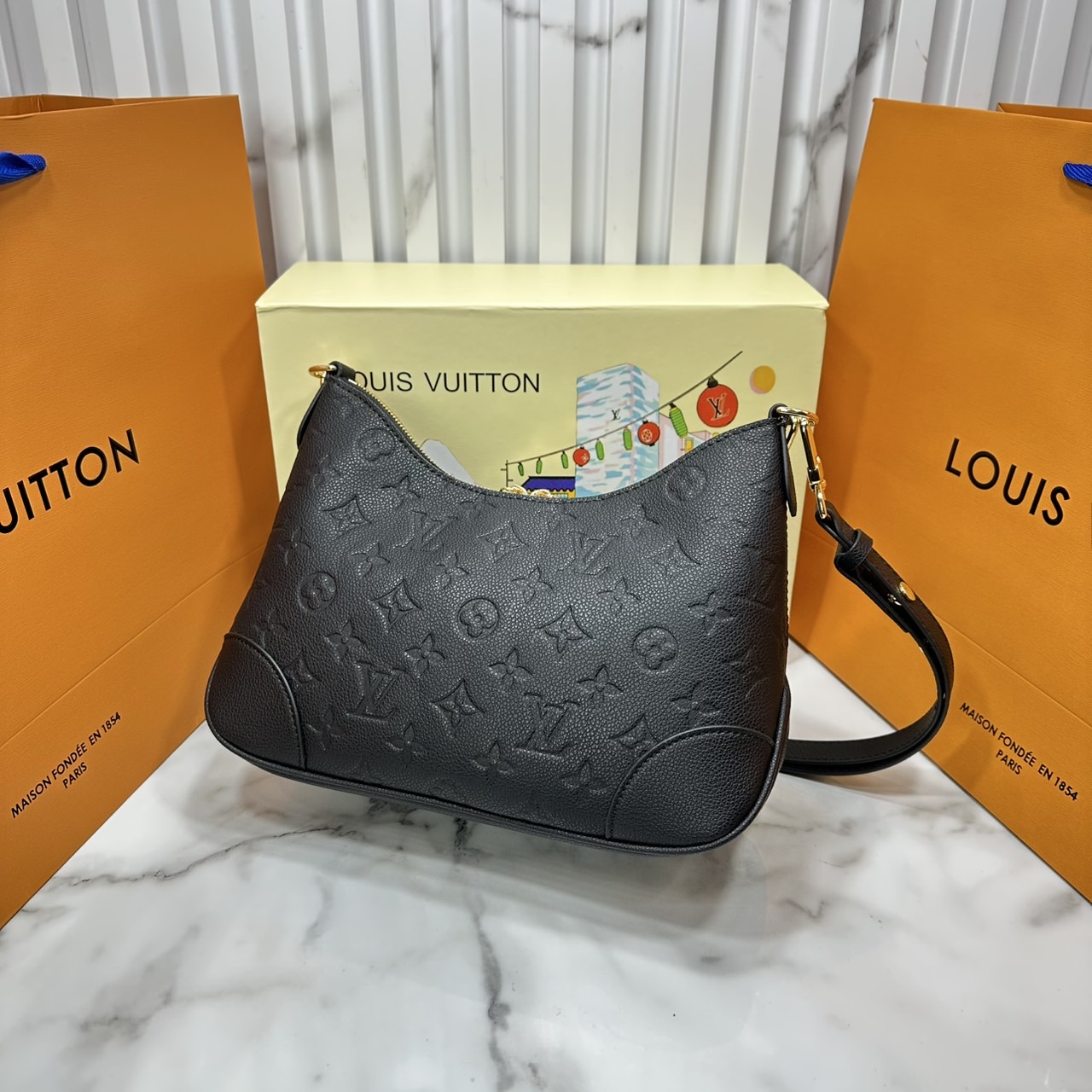 ORI หนังแท้ | LV Boulogne PM bag Monogram Empreinte leather กระเป๋าสะพายสุดไอคอนิกใช้งานได้หลายสไตล์ ประจำฤดูกาลในหนัง Monogram Empreinte มอบทางเลือกในการพกพาที่หลากหลายเช่นเดียวกับรุ่นแคนวาสดั้งเดิม