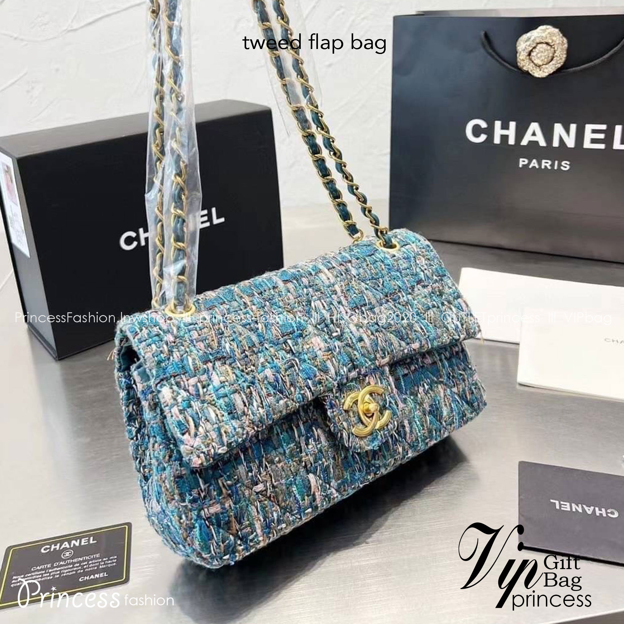 CHANEL Tweed Flap Bag 25cm ลุคคุณหนูไม่ควรพลาด Collection นี้เลย ลวดลายบนกระเป๋าแบบกราฟฟิคมีเท็กเจอร์ ทำให้กระเป๋าดูมีราคามากยิ่งขึ้น สะพายใช้งานได้หลายโอกาส ไม่ว่าจะไปเที่ยวหรือไปงานเลี้ยงสังสรรค์ก็เหมาะสมเป็นอย่างยิ่งเลยค่ะ