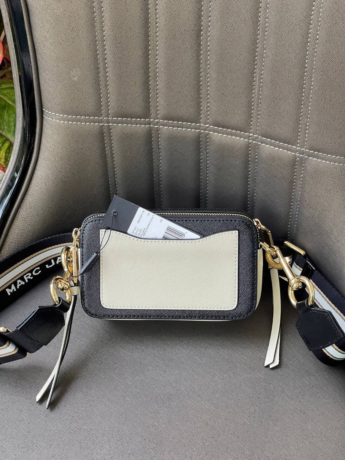 Marc Jacobs Snapshot Bag กระเป๋าแบรนด์ดังจากสัญชาติอเมริกัน นับได้ว่ารุ่นนี้เป็นรุ่นทรงฮิตเลยทีเดียว โดยด้านหน้ากระเป๋าจะเป็นโลโก้แบบโลหะที่เป็นสัญลักษณ์ของแบรนด์นี้ มาพร้อมสายสะพายที่จะสะพายยังไงก็ดูโดดเด่น เพราะขนาดใหญ่ที่สกรีนตัวอักษรโลโก้ ในรูปแบบต่าง