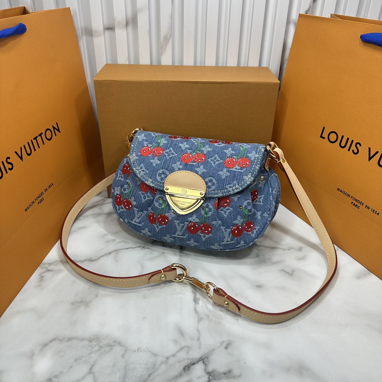 ORI หนังแท้ | LV x TM Sunset bag Monogram cherry denim กระเป๋าถือไอเท็มโดดเด่นมีชีวิตชีวา เดนิมปักลายเชอร์รี่สีสันสดใสสะดุดตาสะท้อนสไตล์ไอคอนิก