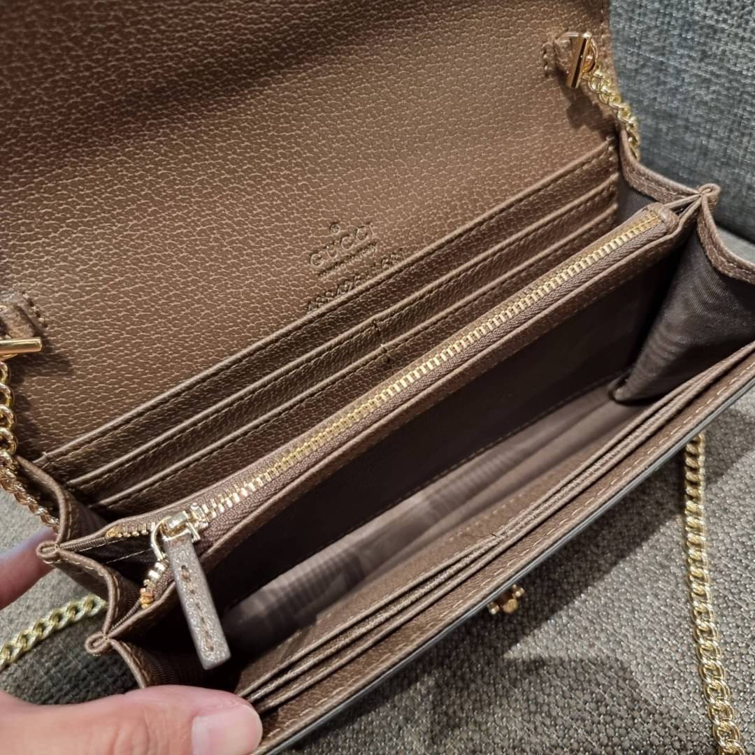 คลัชท์สุดหรูขึ้นแท่นต้องใบนี้เลย GG×Balenciaga woc bag กระเป๋าสะพาย crossbody เป็นคลัชท์ได้ในตัว ดีไซน์คลาสสิควินเทจ ดึงดูดและสะกดสายตาด้วยอะไหล่ดีเทลหรูของอะไหล่สีทอง วัสดุหนังแคนวาส ทนทาน ดูแลรักษาง่าย เปิด-ปิดด้วยอะไหล่เสียบล็อค ภายในแบ่งสัดส่วนลงตัวมา