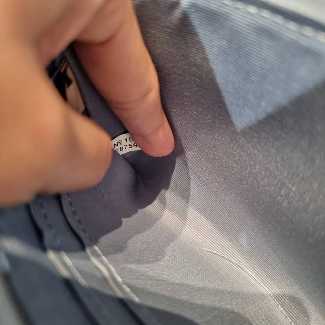 COACH F87591 DOUBLE CORNER ZIP WALLET IN SIGNATURE COATED CANVAS คล้องมือรุ่น 2 ซิป!! มาแล้วจ้า 🌟🤗 ไซส์นี้คือเหมาะมือจริงๆ พกง่ายเช่นเคย ไม่ต้องกังวลว่าจะเกะกะหรือกินพื้นที่กระเป๋าหลัก วัสดุหนังแคนวาสเคลือบลาย มีช่องหลักแยก 2 ช่อง ภายในบุผ