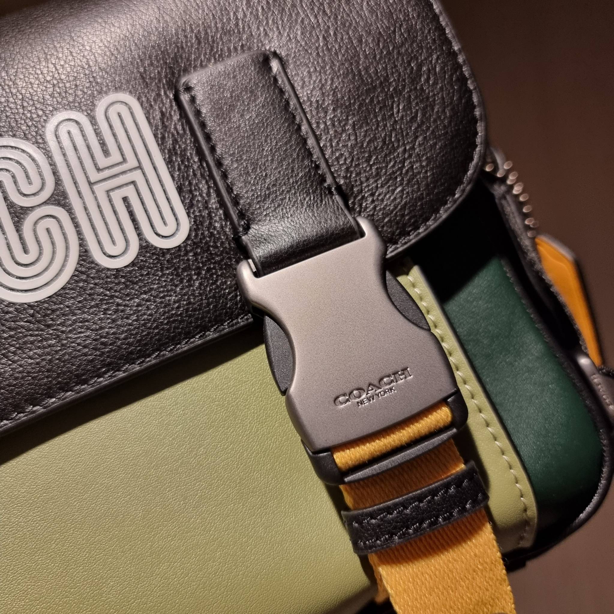 COACH TRACK CROSSBODY IN COLORBLOCK WITH COACH PATCH C6657 C8128 หล่อบอกต่ออีกหนึ่ง กระเป๋าสะพายทรงแมสเซ็นเจอร์ รุ่นเอาใจหนุ่มๆ ที่สาวๆก็อยากใช้!! ด้วยดีไซน์สีคัลเลอร์บล็อคที่โดดเด่น ทำให้ดูน่าใช้งาน วัสดุหนังแท้ สวยคมซ่อนหรู ฝากระเป๋ามีตัวล็อคแน่นหนา เปิ