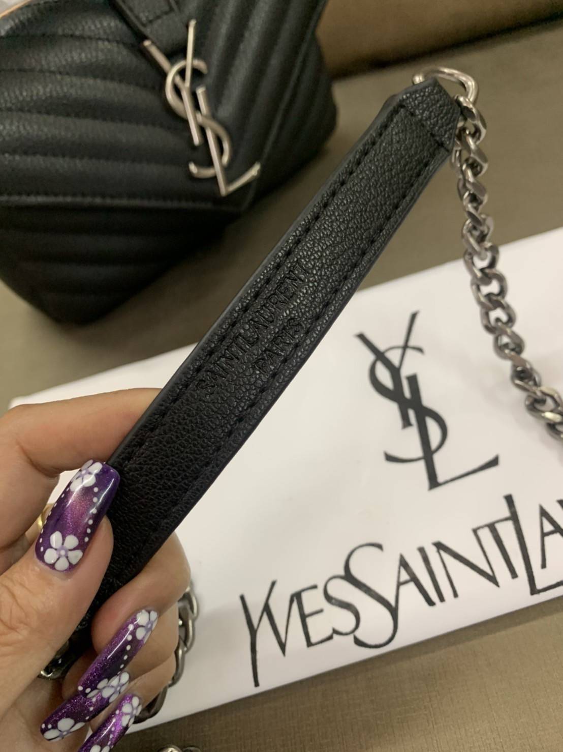 VIP 】SAINT LAURENT CLASSIC BABY COLLEGE MONOGRAM CHAIN BAG IN BLACK MATELASSE LEATHER VIP GIFT WITH PURCHASE (GWP) พรีเมี่ยมกิ้ฟ Limited Edition จาก YSL DUTY FREE COUNTER กระเป๋าสะพายรูปทรงน่ารัก ดีไซต์มาใหม่สำหรับสาวก SAINT LAURENT มีหูจับเกร๋ๆ ที่ด้านบน