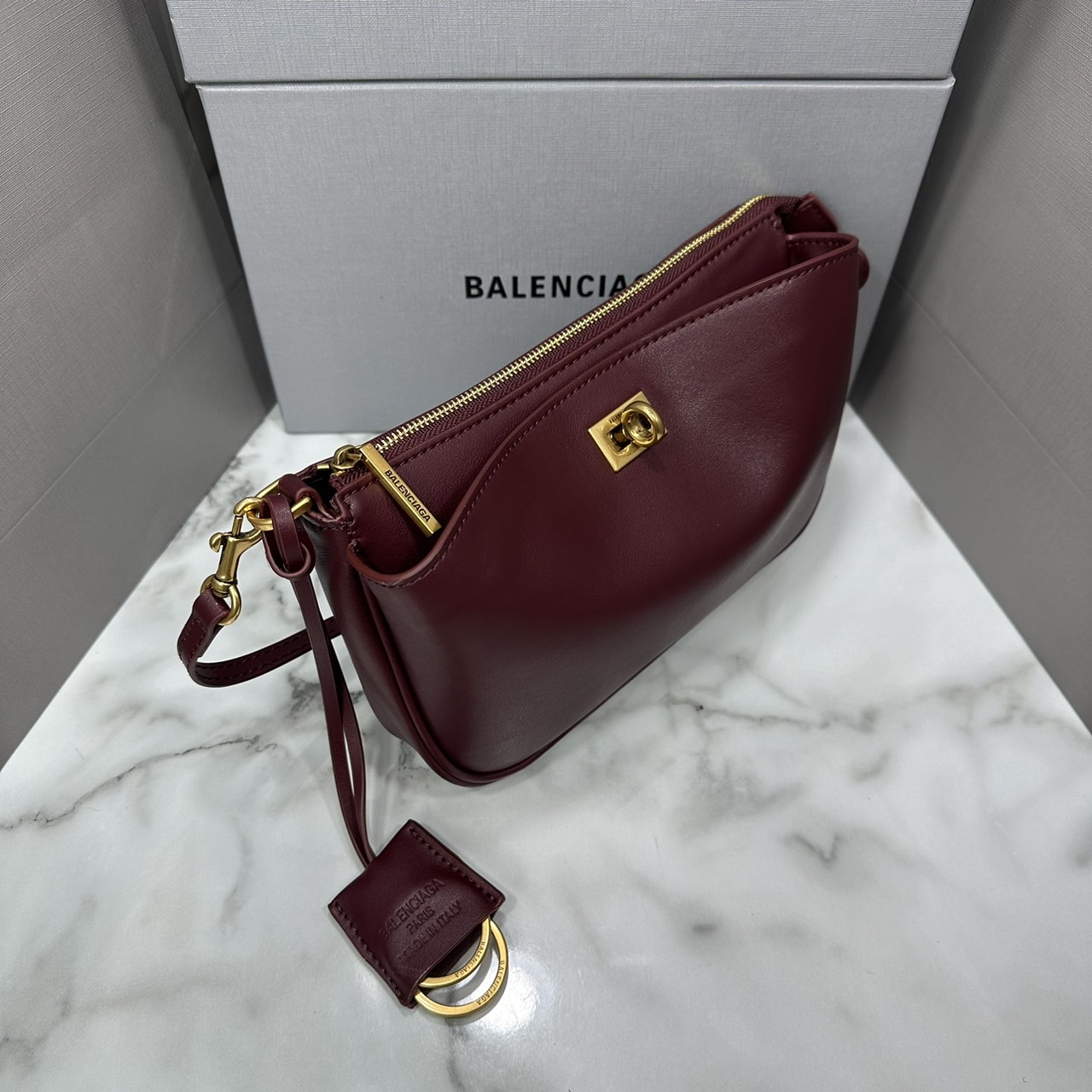 Balenciaga Rodeo Sling Pochette / Balenciaga shoulder leather bag 22cm กระเป๋าสะพายทรงพอชที่สุดของไฮแบรนด์สุดไอคอนิค ดีไซส์เรียบหรู สวยจับต้องได้ ถือหรือสะพายไหล่ได้เก๋มากๆ ถือออกงานก็ได้ลุคไฮแฟชั่นหรูๆ